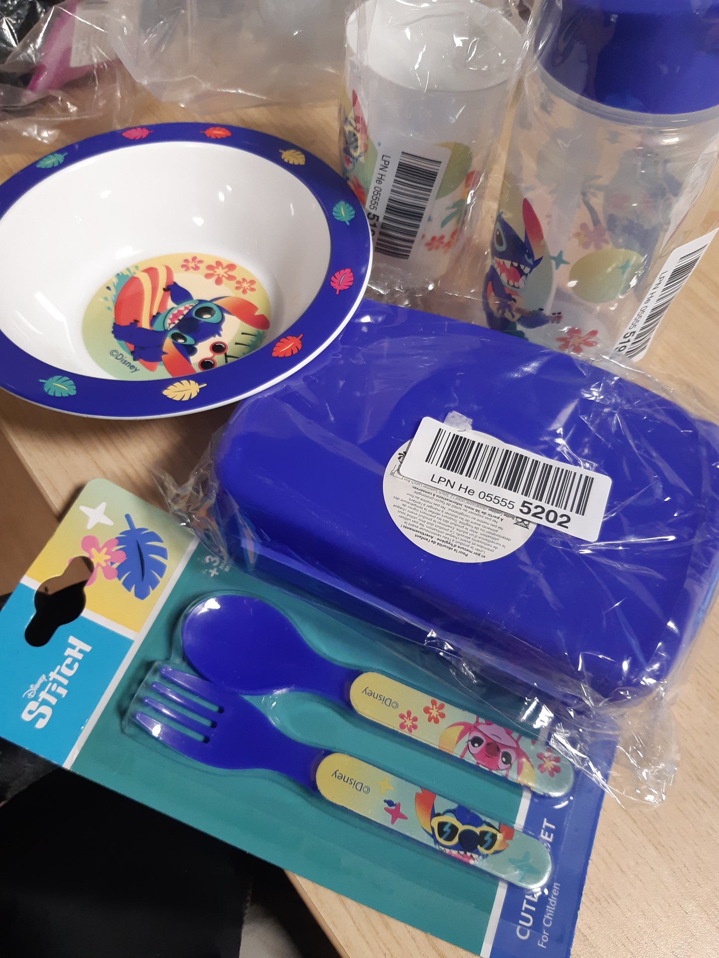 141691 - Set enësh plastike të ripërdorshme Disney Lilo dhe Stitch – shumëngjyrësh.