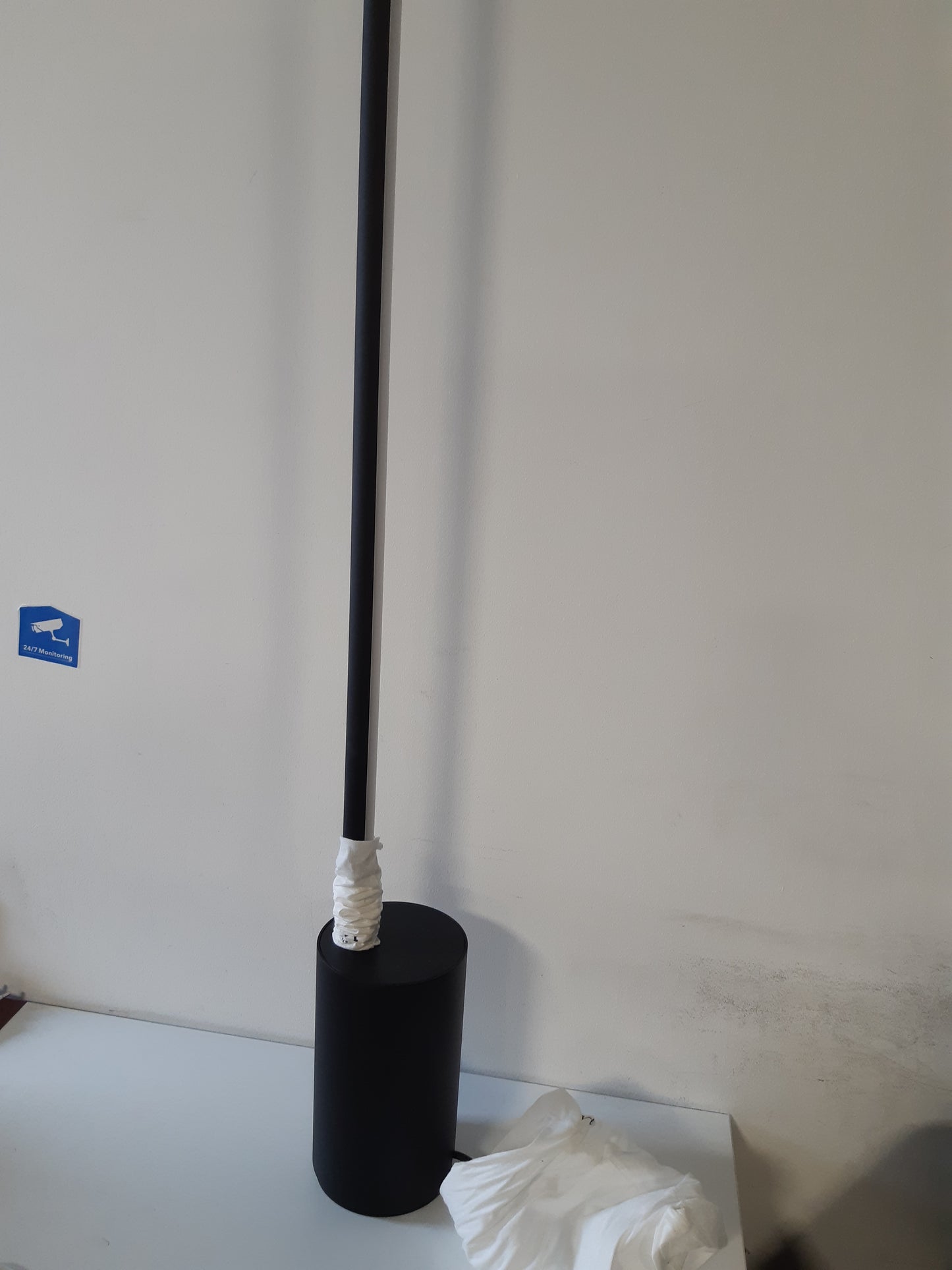 199001 - PHILIPS Hue White dhe Color Ambiance Gradient Signe Black, Llambë Dyshemeje me Bluetooth, e Pajtueshme me Alexa, Google Assistant dhe Apple HomeKit