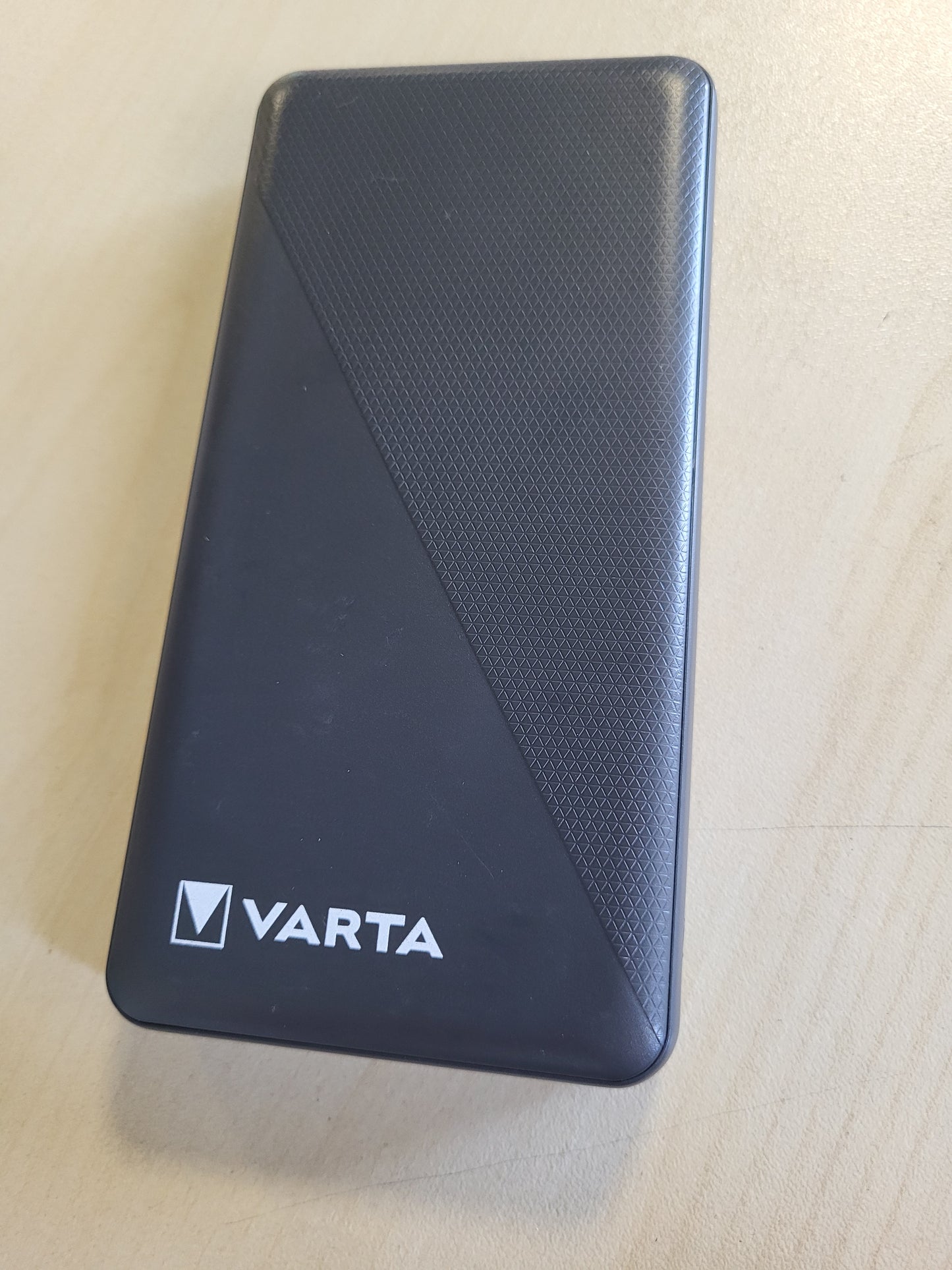266635 - VARTA Bateri Power Bank 20000mAh, me 4 porta (1x Micro USB, 2x USB A, 1x USB C), e pajtueshme me tableta dhe telefona inteligjentë