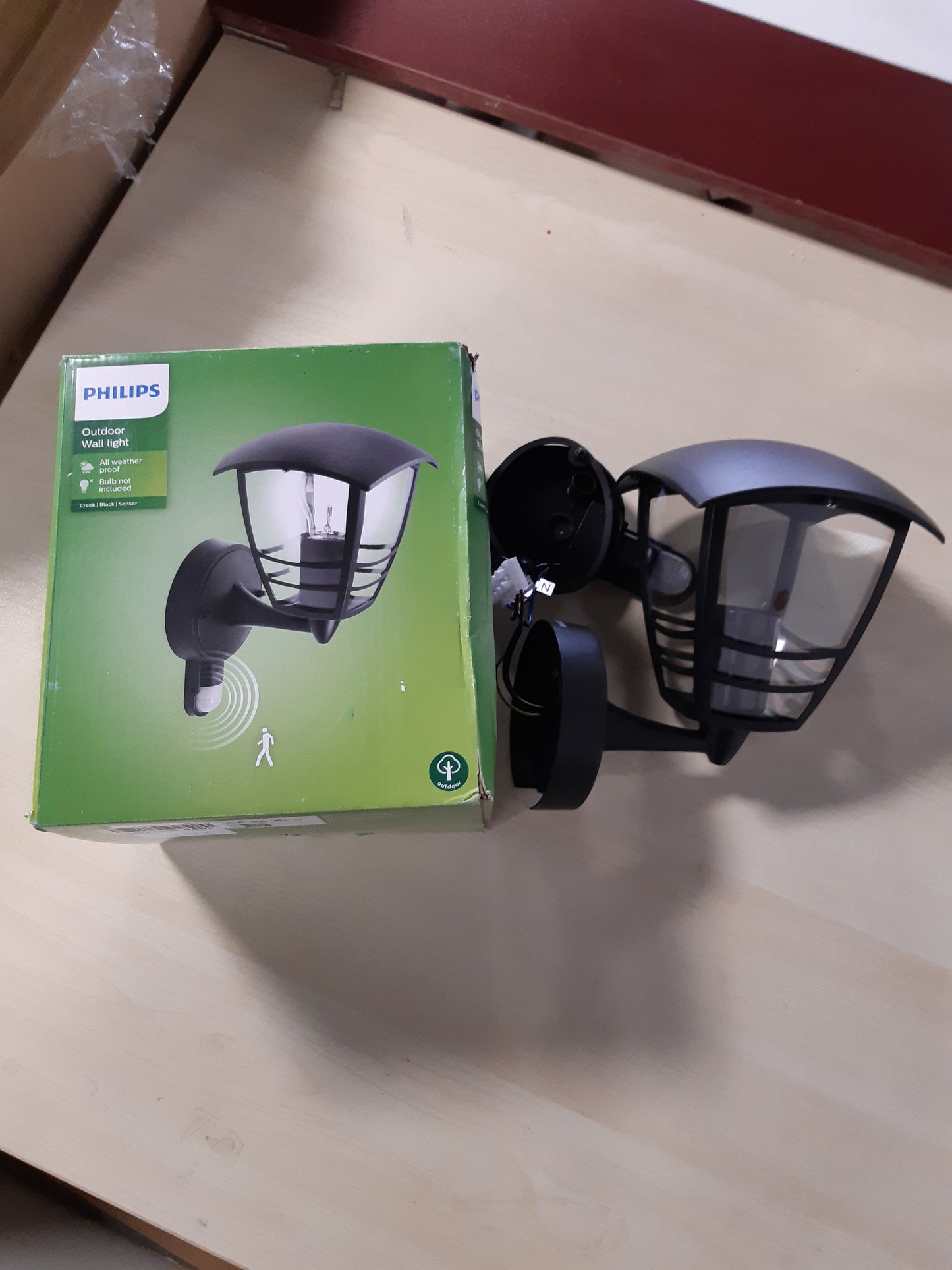 208773 - PHILIPS Dritë muri për jashtë Creek, 60W, rezistente ndaj motit, me sensor lëvizjeje, prizë E27 (llamba nuk përfshihet), e zezë