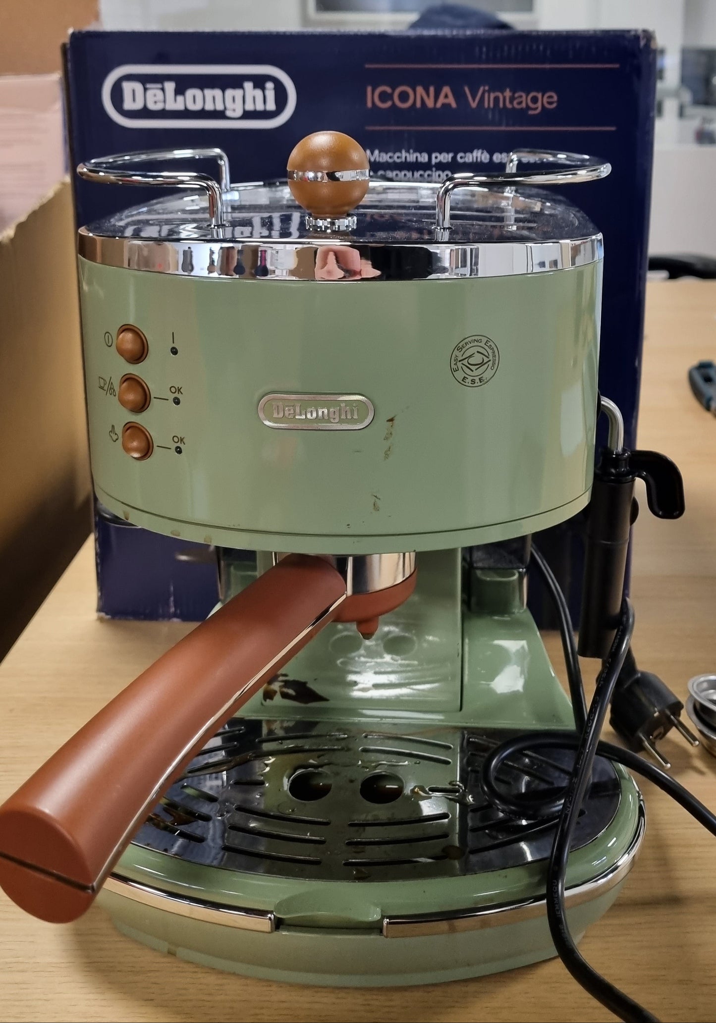 144182 - DE'LONGHI Mbajtëse Filtri për Makinën e Kafesë, Jeshile, Madhësia 28x34x37cm