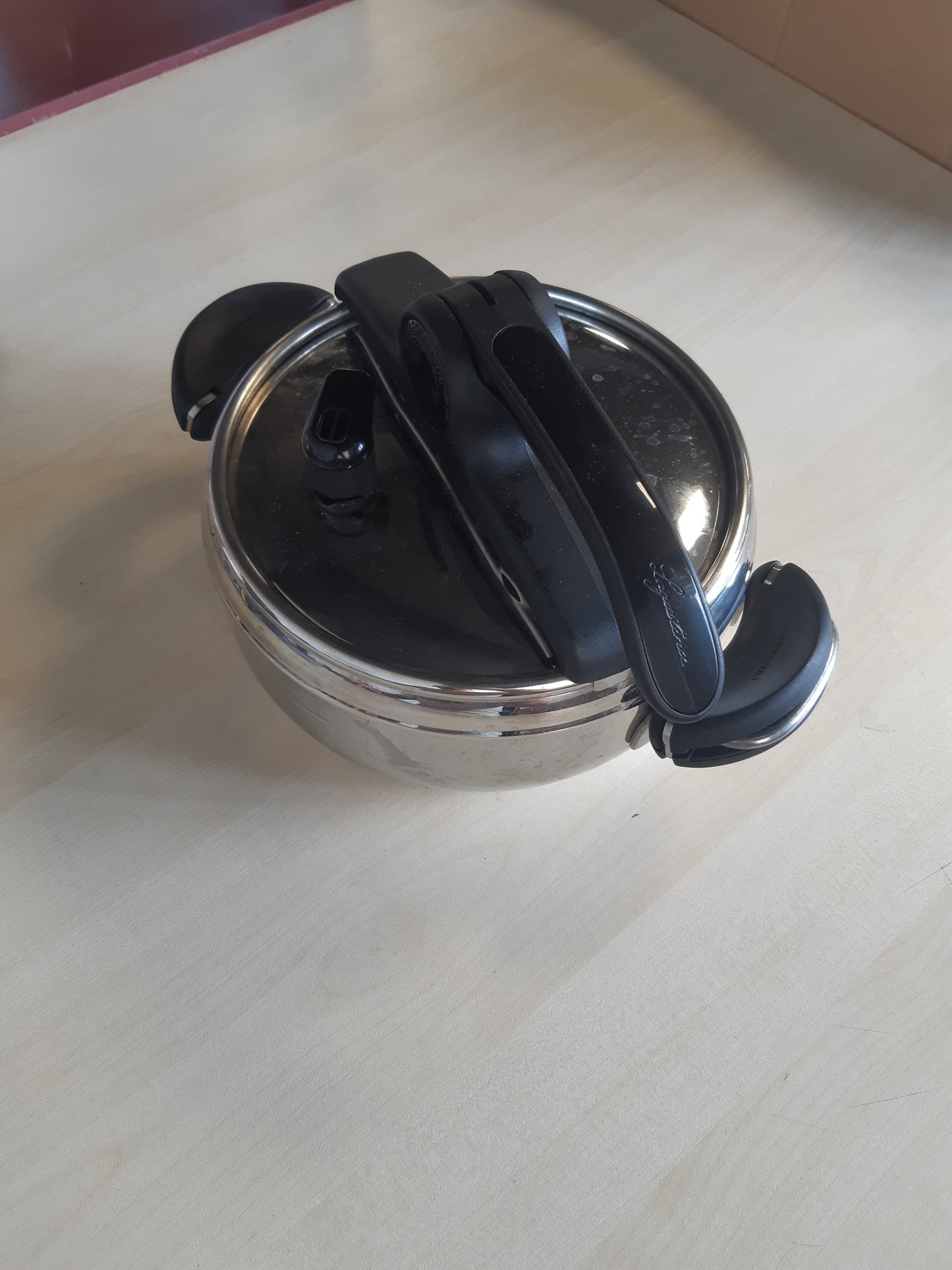 167331 - LAGOSTINA Mia Lagoeasy'UP Tenxhere me Presion 3.5L, Çelik Inox 18/10, Ø 22cm, E Pajtueshme me Sobë Induksion dhe Gaz, Kapak që Hapet Lehtë, Bazë Irradial Plus me 3 Shtresa, e Sigurt për Lavastovilje