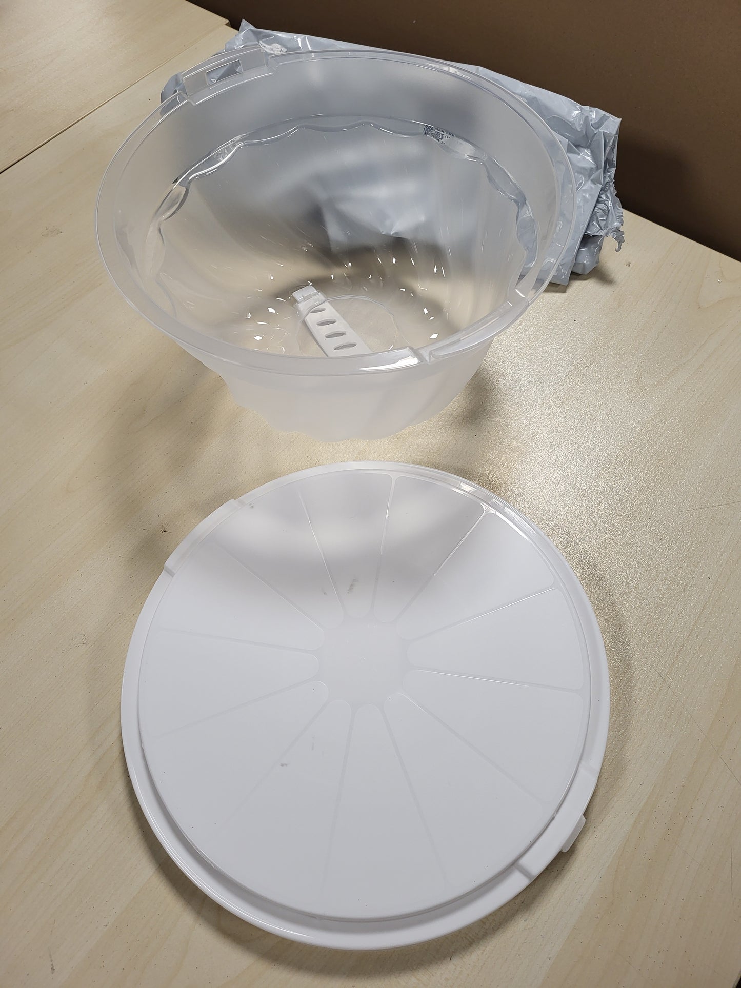 253674 - ROTHO FRESH Enë për tortë Bundt me kapak dhe dorezë mbajtëse, plastike (PP) pa BPA, e bardhë/transparente, (30.5 x 28.5 x 17.5 cm)