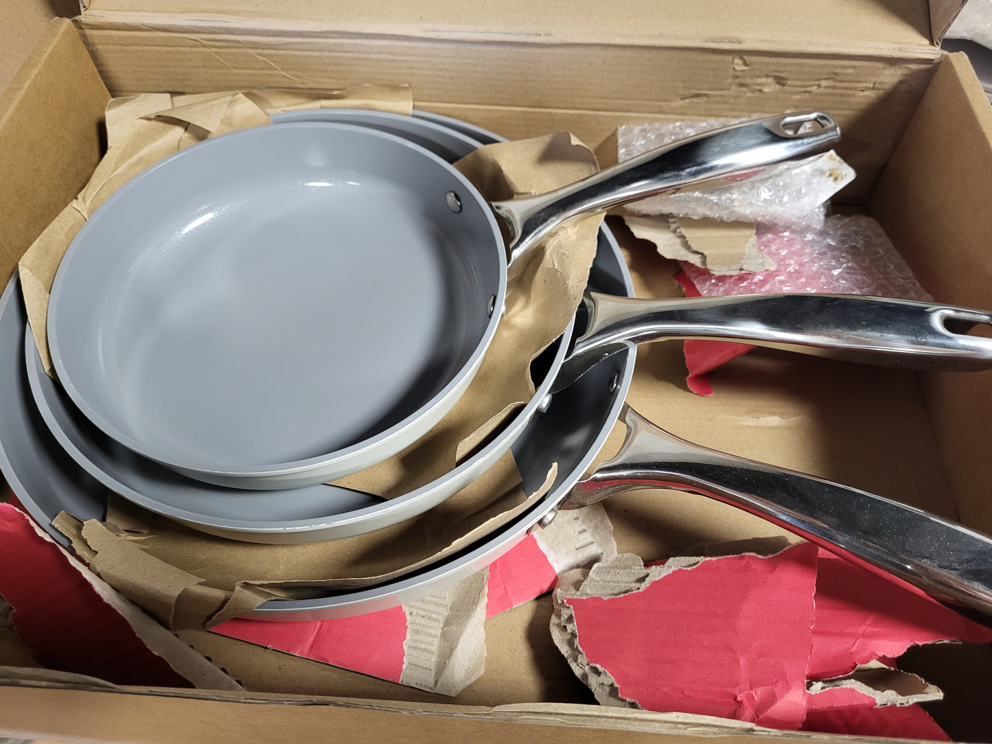 167341 - KOCH KODE Set Tiganësh me Induksion, Qeramik, Jo-ngjitës, Madhësi 20, 24, 28 cm, Dorëza Çeliku Inox, I Sigurt për Lavastovilje, Jo-toksik, Pa PFAS, Ngjyra e Bardhë Qumështi