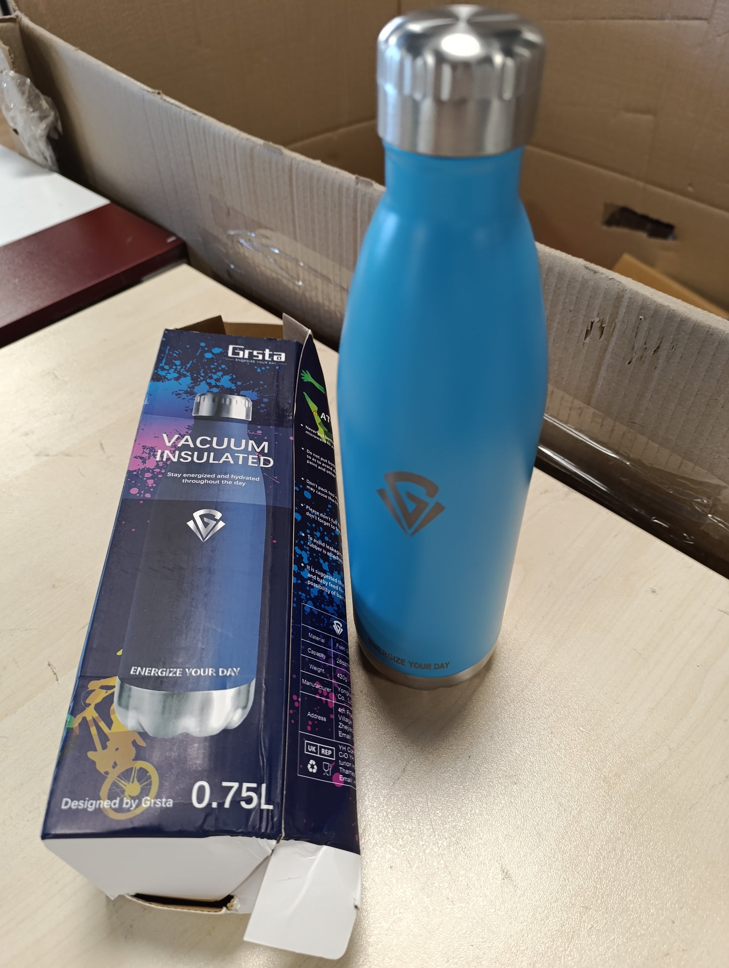 215701 - GRSTA Shishe uji e izoluar 750 ml, shishe sportive pa BPA, çelik inox i ripërdorshëm