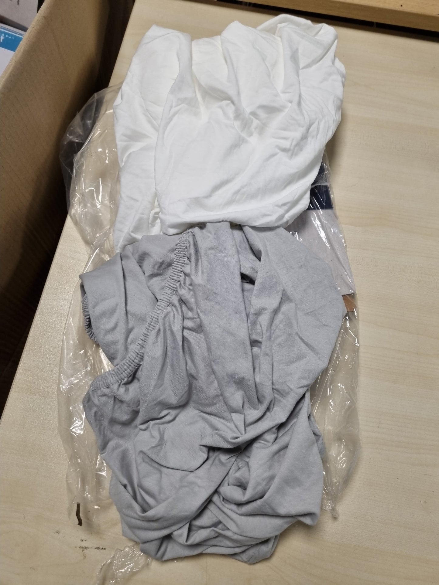 214780 - DREAMZIE Çarçaf i Lidhur 70x140 për Bebe, Pako me 2 Pambuku, E Bardhë dhe Gri – Elastik – I Certifikuar Oeko-Tex