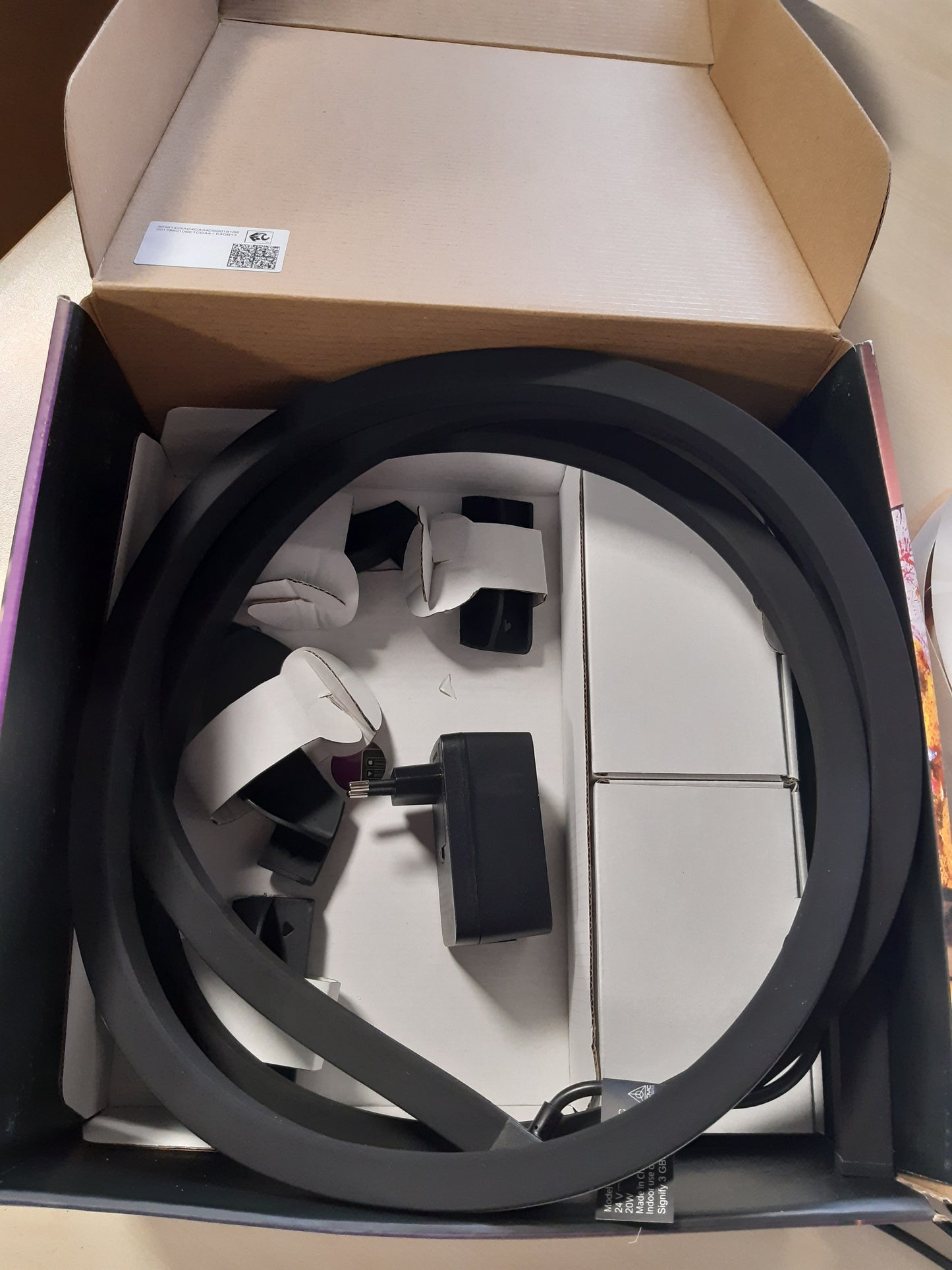 170008 - PHILIPS Hue Lightstrip Play Gradient për Televizorë 65 Inç, Shirit LED Ndriçimi Ambilight i Sinkronizuar me Ekranin, i Pajtueshëm me Alexa, Google Assistant dhe Apple HomeKit