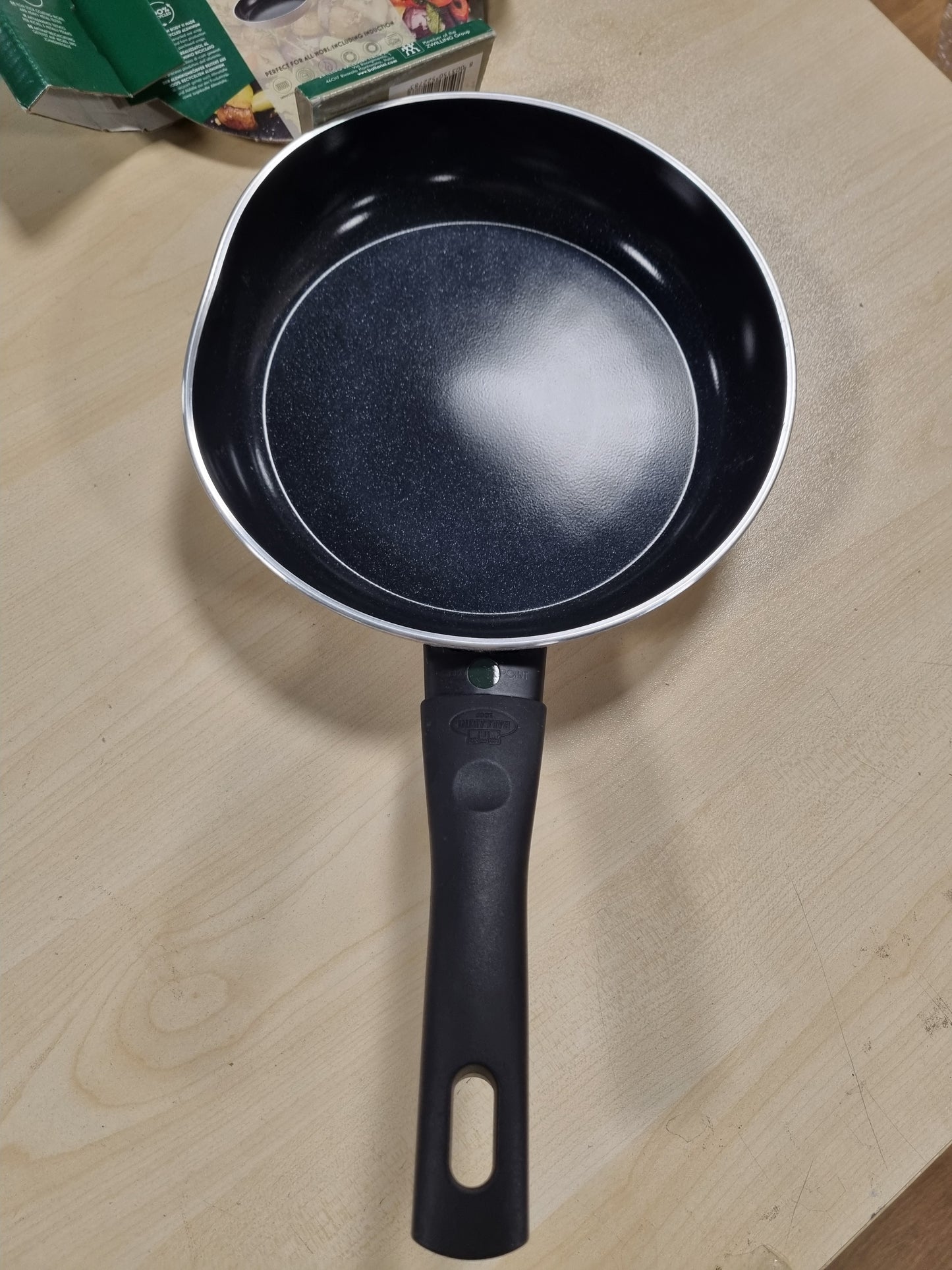 221442 - BALLARINI Tigan Ledro, 24 cm, Alumin, I Pajtueshëm me Induksion, Shtresë Qeramike Jo-ngjitëse, Thermopoint, Prodhuar në Itali, Ngjyrë Bezhë