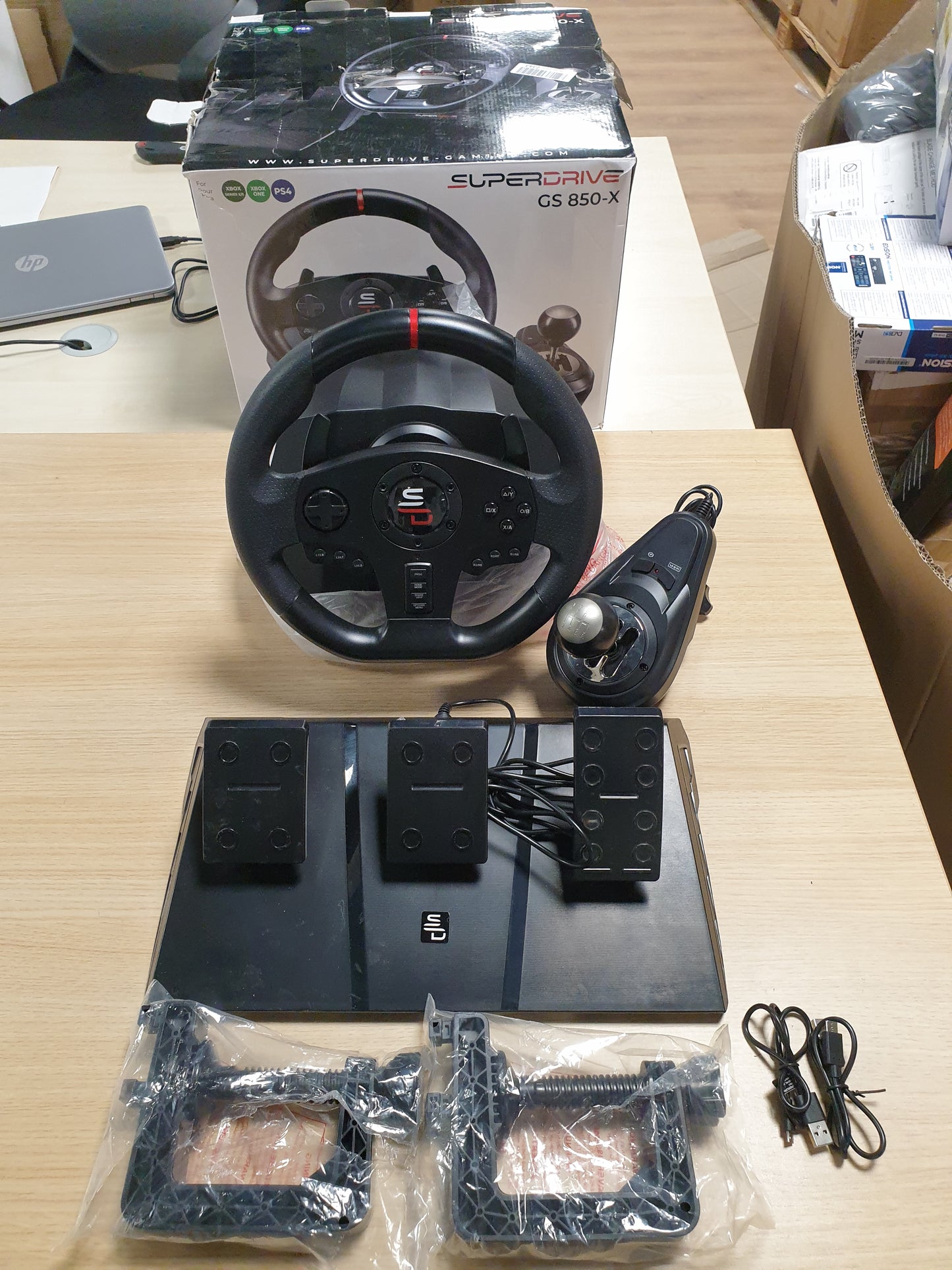 188698 - SUBSONIC - Rrotë Garash Superdrive Gs850-X, me Ndërrues Manual të Marshëve, 3 Pedale, Levë Ndërrimi Marshësh, për Xbox Series X/S, PS4, Xbox One, e Programueshme për të gjitha Lojërat