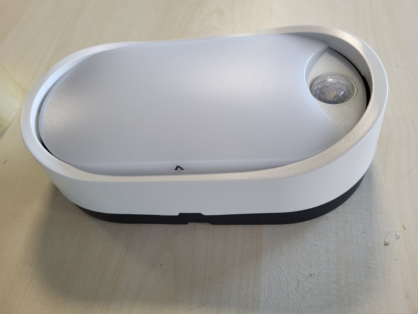 223175 - Luceco Llambë Eko LED 10W Ovale për Jashtë, me Sensor Lëvizjeje PIR, Ndriçuese Muri IP54, Unazë Dekorative Bardhë e Zi
