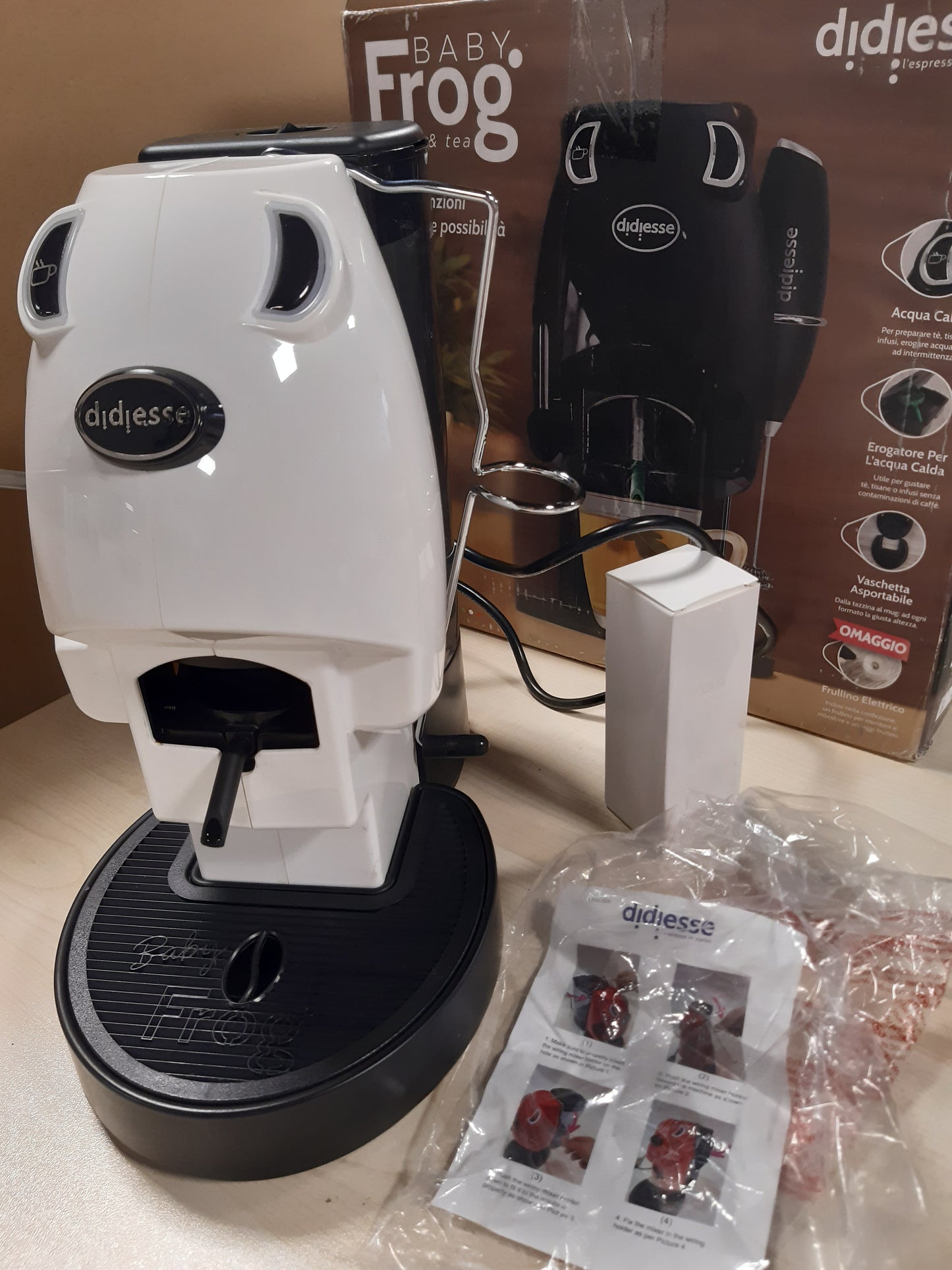 144266 - DIDIESSE – Makinë Kafeje dhe Çaji Baby Frog, me Kapsula, Shkumëzues Qumështi dhe Mbahtës të Dyfishtë për Kapsula Kafeje dhe Çaji, Konsum i Ulët Energjie 450W, Dozator Uji të Nxehtë, Ngjyre e Bardhë