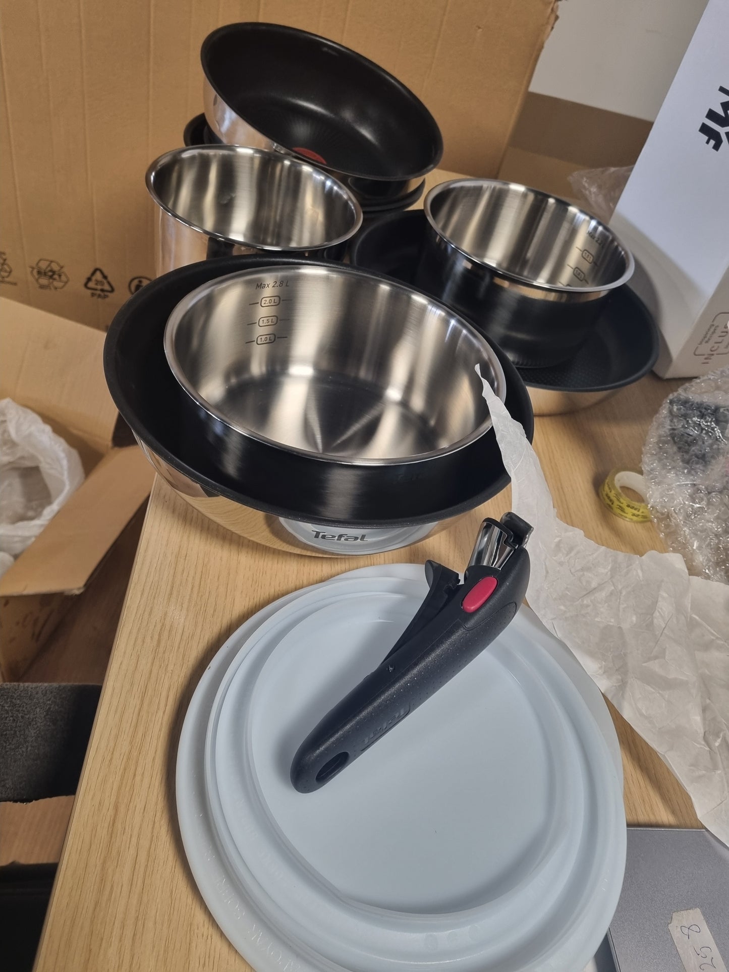 195019 – TEFAL Ingenio set gatimi me 10 pjesë: tiganë, tenxhere dhe 1 doreze të lëvizshme. I përshtatshëm për induksion, me shtresë jo ngjitëse, i vendosshëm njëra mbi tjetrën dhe i sigurt në lavastovilje. Emotion L897SK04.