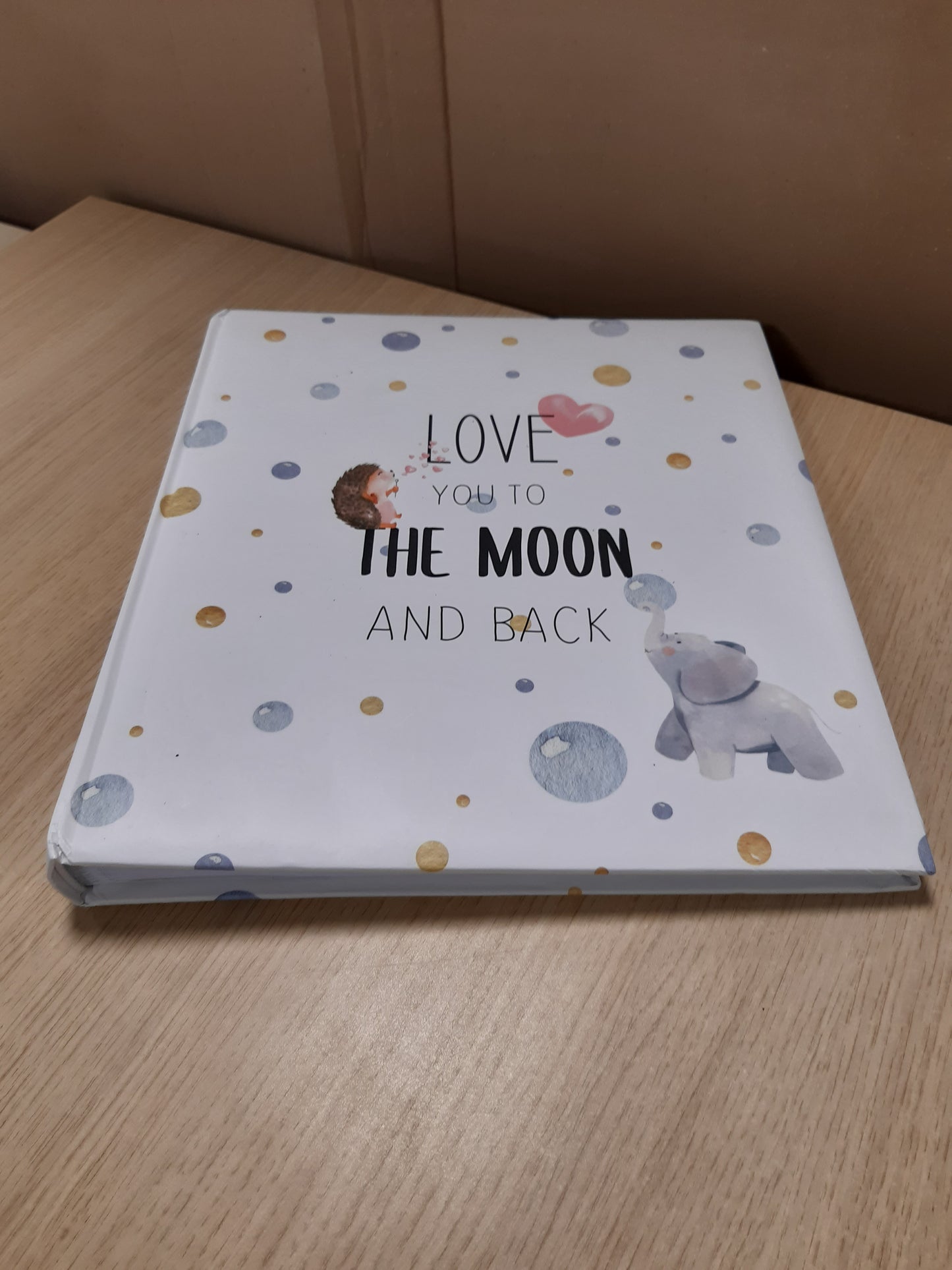 247055 - Hama Album për foshnje "To The Moon", 60 faqe për vajza dhe djem, kapacitet për afërsisht 240 foto, format 29 x 32 cm, i bardhë