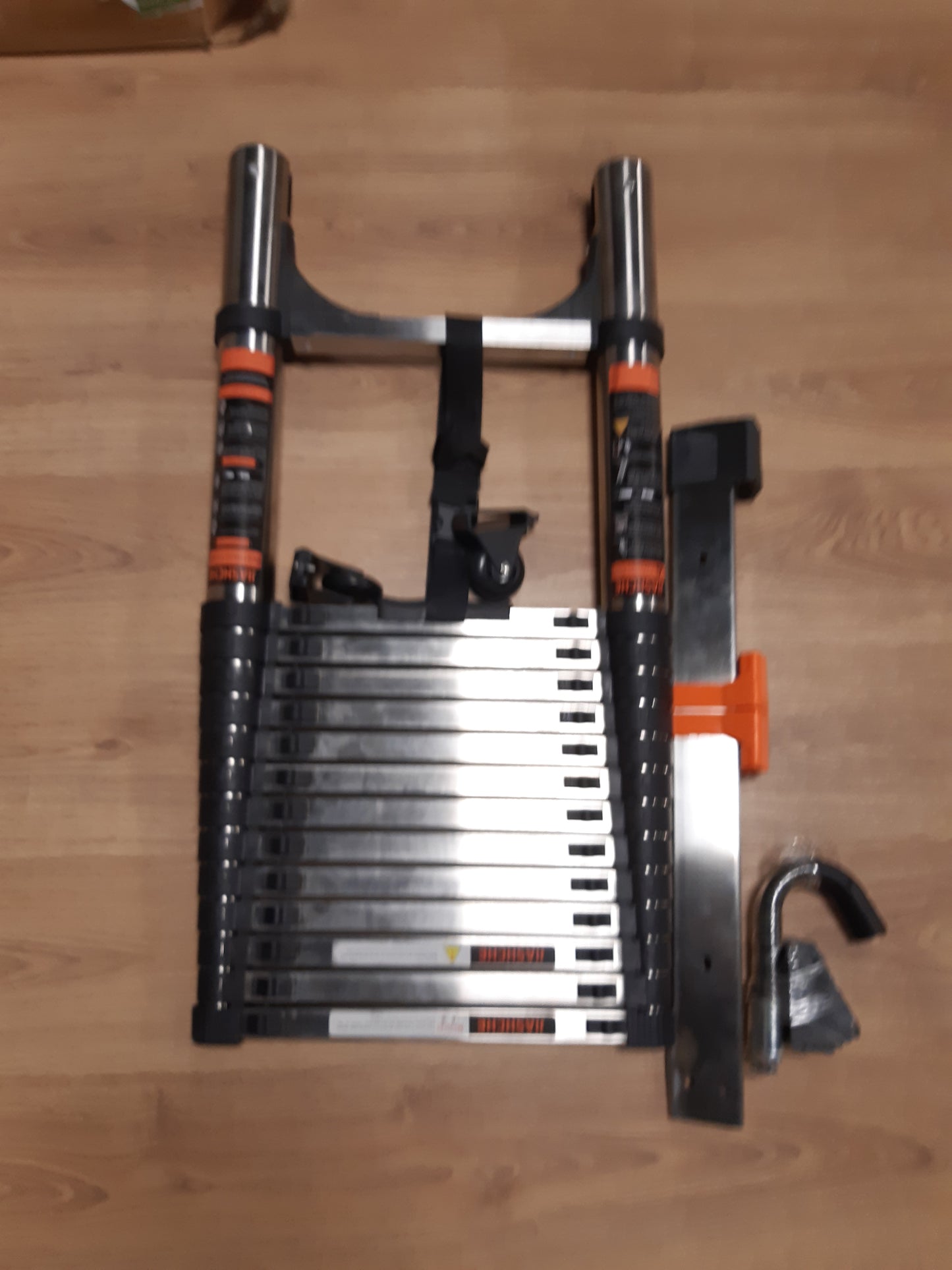 183164 - SHKALLË TELESKOPIKE 4.1M - Shkallë Papafingo e Trashë prej Çeliku Inox me Shufër Stabilizuese dhe Grepa të Shkëputshëm, Portative dhe të Zgjatshme Shumëfunksionale