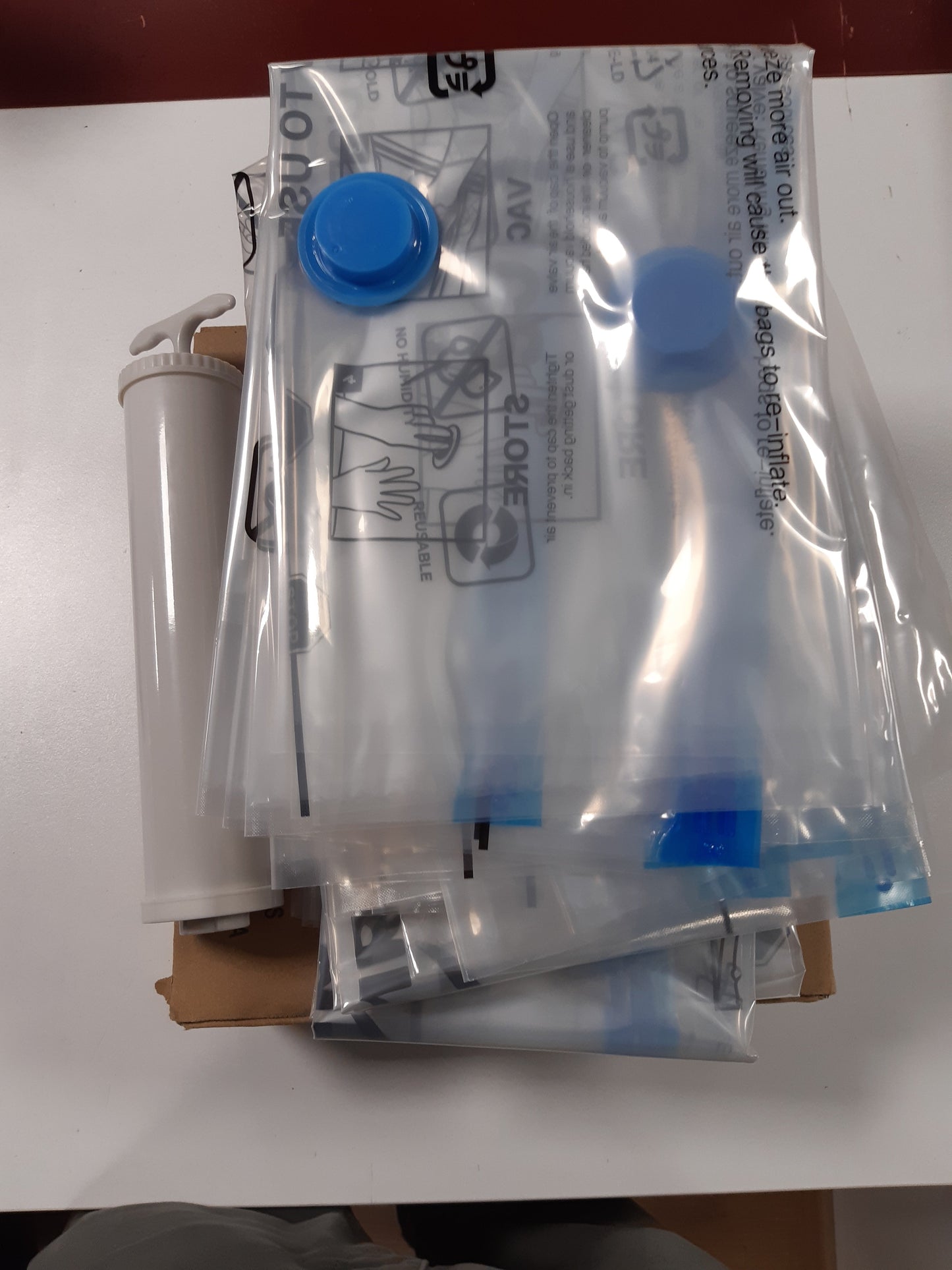 252192 - AMAZON BASICS Qese me vakum për rroba me valvul hermetik dhe pompë dore, 12 copë, 3 x Jumbo, 3 x të mëdha, 3 x të mesme, 3 x të vogla, transparente