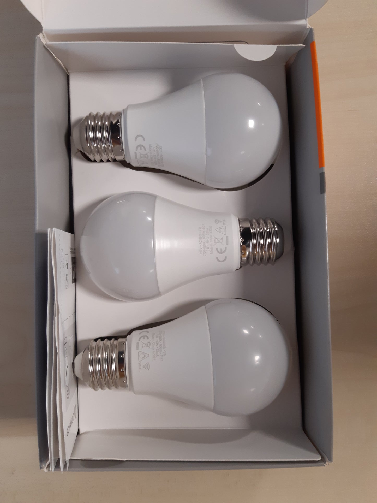 252349 - LEDVANCE Llampa LED inteligjente me teknologji WiFi, E27, e errësueshme, Ngjyrë drite e rregullueshme (2700-6500K), Zëvendëson llambat inkandeshente 60W, SMART+ WiFi, e bardhë, Pako me 3
