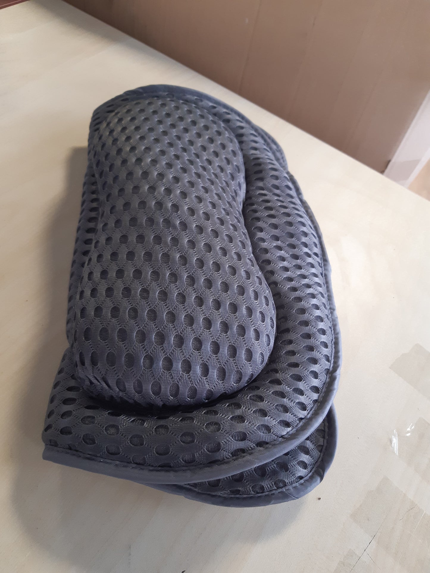 224532 - Chiluxendo Jastëk për qafën e vaskës, me teknologji rrjete ajri 4D dhe 6 gota thithëse (Gri)