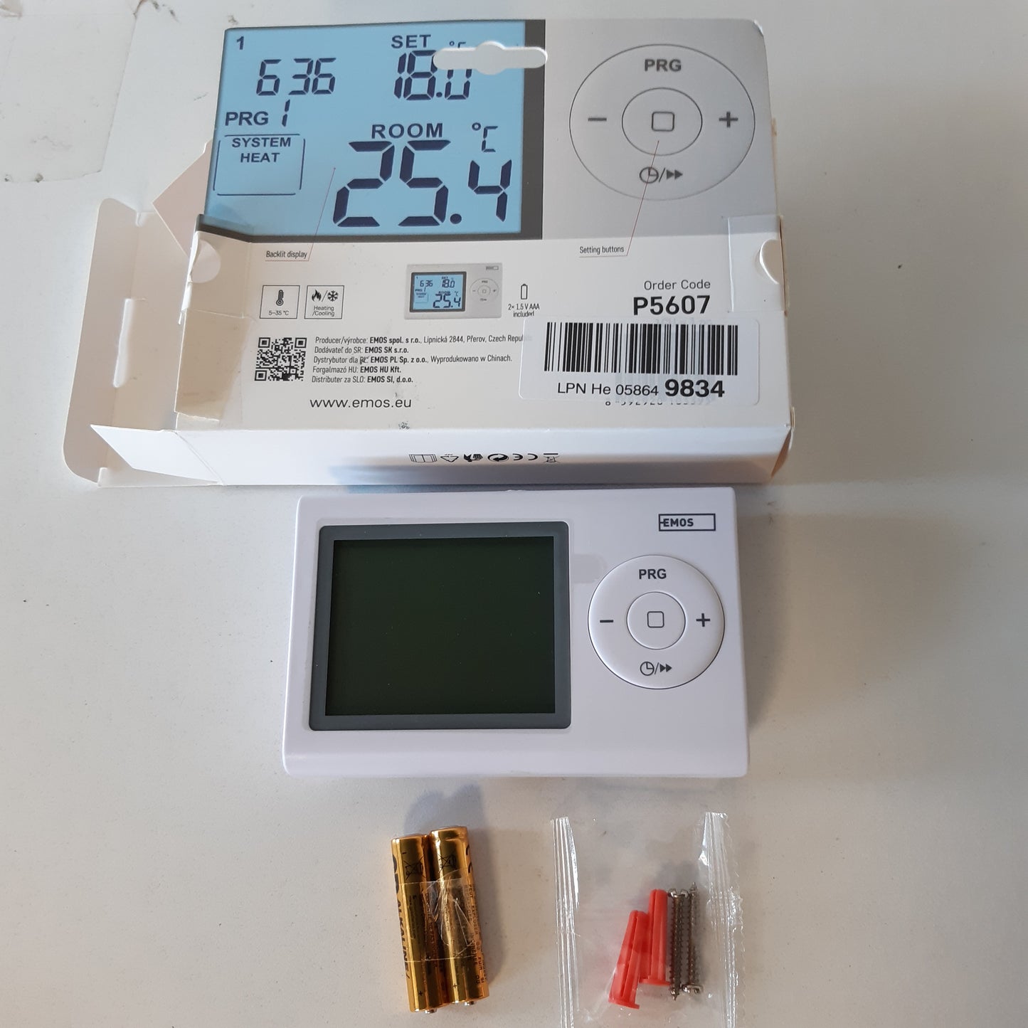 221582 - EMOS Termostat Dixhital me Ekran LCD, I Programueshëm me Kabllo, Ngrohje/Ftohje, Diapazoni i Temperaturës 5-35 °C, Montim në Sipërfaqe, Mbrojtje nga Ngrica, Bateria Përfshihet, E Bardhë