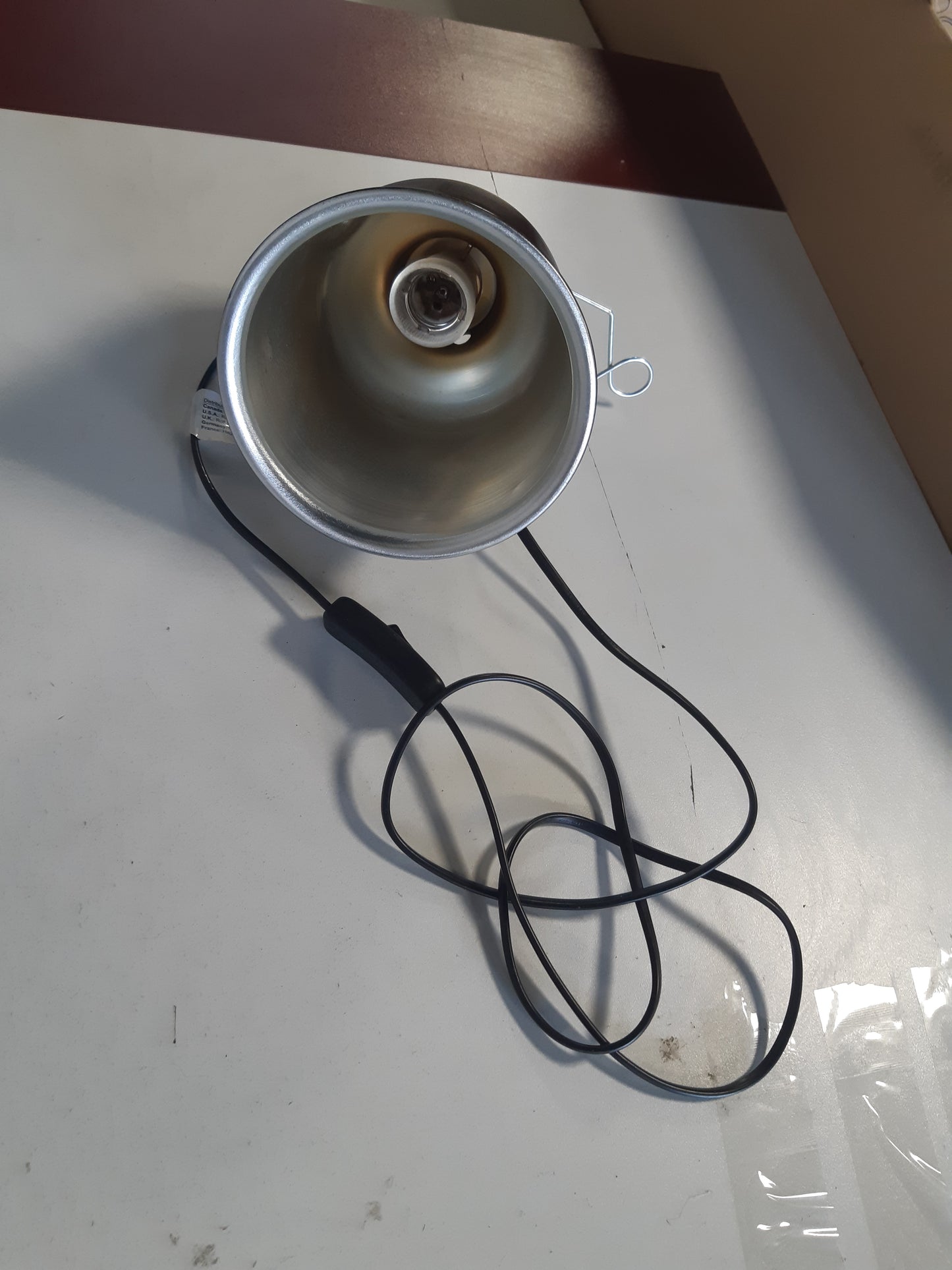 214272 - EXO TERRA Llambë reflektuese alumini, prizë prej porcelani rezistente ndaj nxehtësisë, e përshtatshme për llamba deri në 75W, prizë E27, e zezë