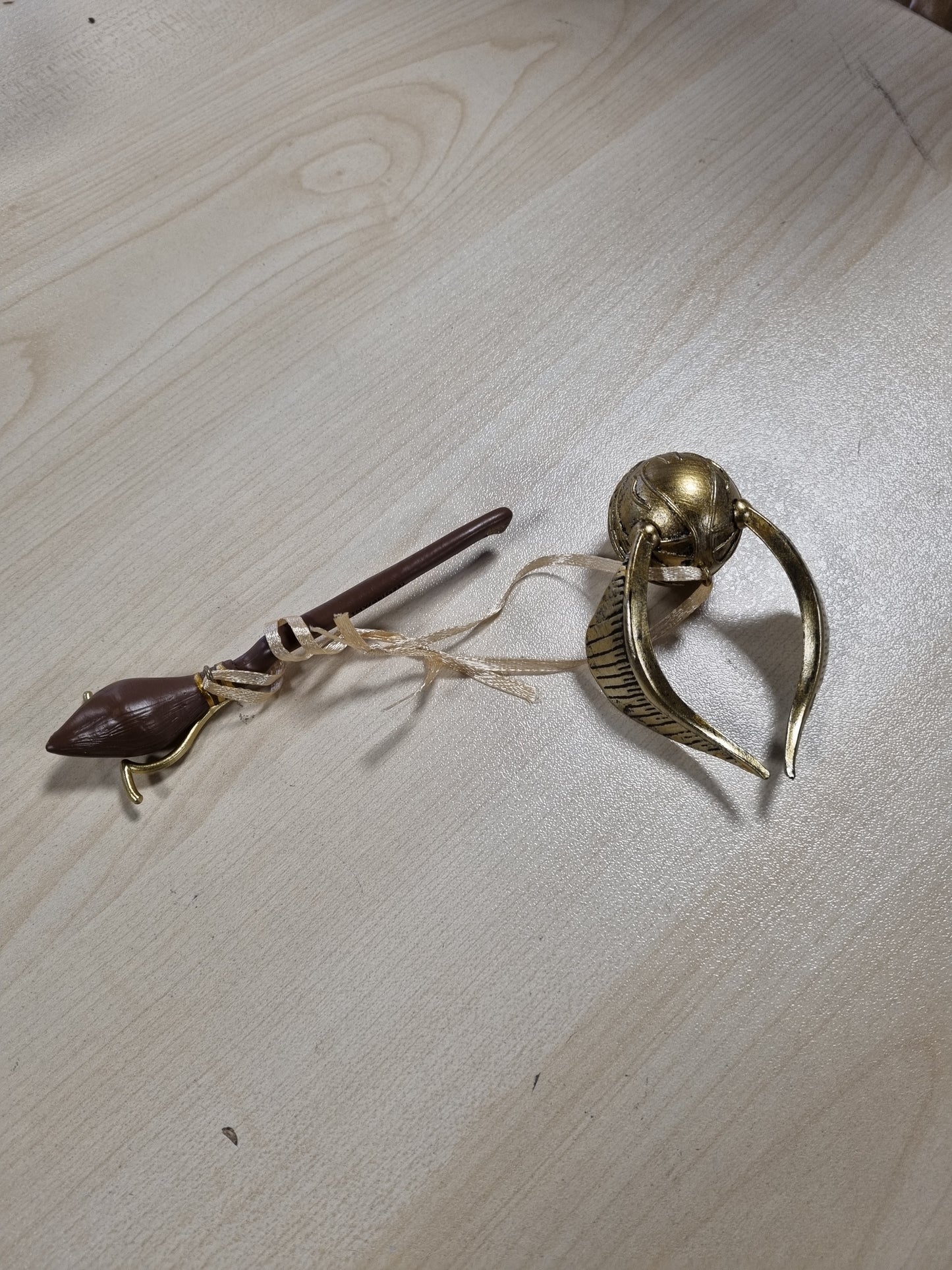200089 - GRUPO ERIK - Set 3 Figurash Dekorative për Pemën e Krishtlindjeve, Golden Snitch Nimbus 2000 dhe Stema e Hogwarts, Zbukurime Harry Potter