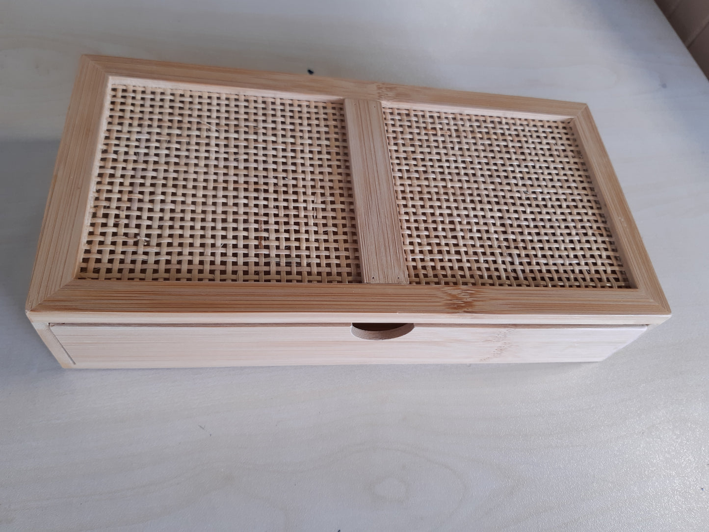 227478 - Kuti ruajtjeje për banjo WENKO Allegre, kuti dekorative me sirtar në stilin boho, e bërë nga bambu dhe endje ratani, 28 x 6 x 14 cm, natyrale
