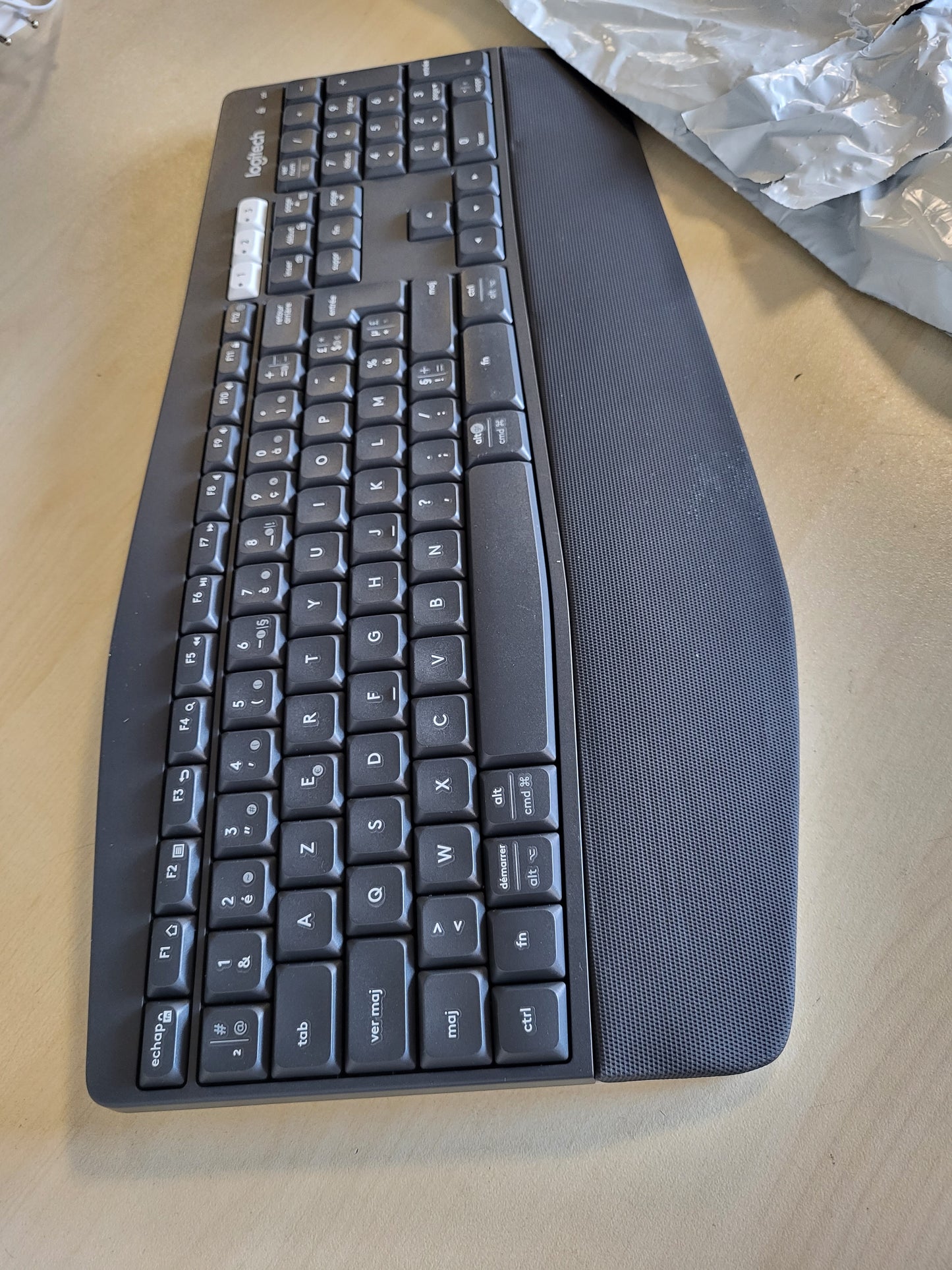 267675 - LOGITECH Tastierë dhe Maus Pa Tel MK850 Combo, Shumë Pajisje, 2.4 GHz/Bluetooth, Dizajn i Lakuar, 12 Butona të Programueshëm, Jetëgjatësi Baterie 3-Vjeçare, PC/Mac, AZERTY FRA - Grafit