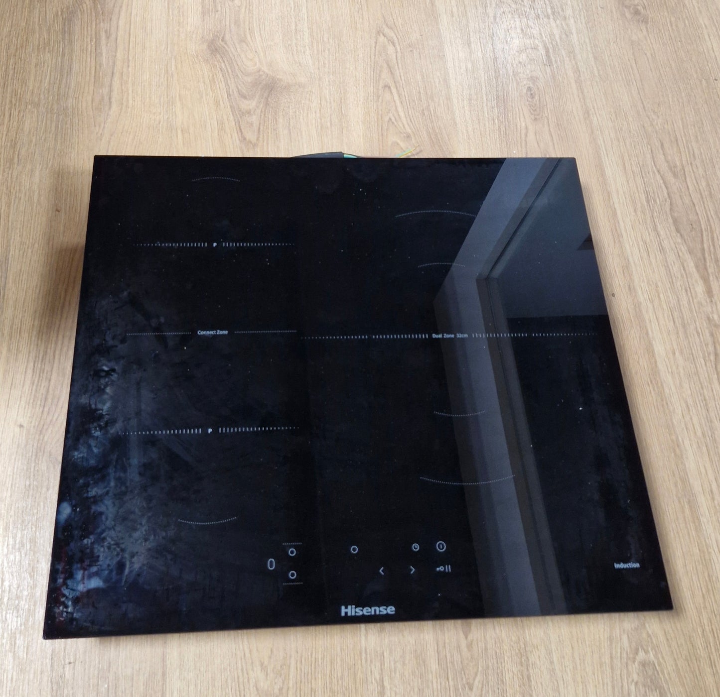 83154 - HISENSE HI6321BSOLCE - Sobë Induksioni, 3 Zona me Djegës Gjigant 32cm, 2 Zona Urash të Ndërlidhura, Sipërfaqe Pune 60cm, Siguri për Fëmijë, Përfundim i Pjerrët