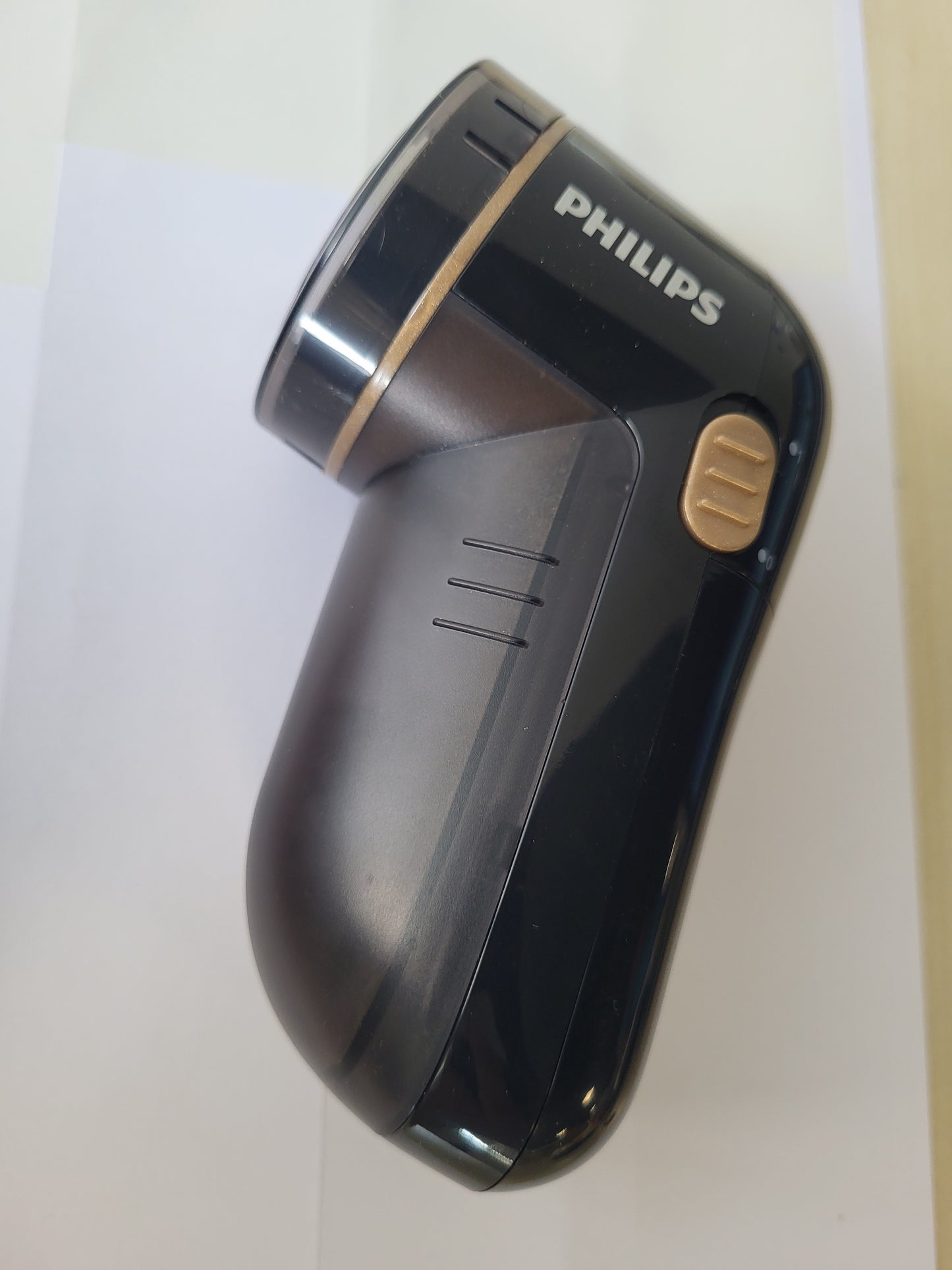 216216 - PHILIPS Makinë rroje për pëlhura – 8800 rpm, 3 madhësi rrjete, 2 bateri AA, dizajn kompakt