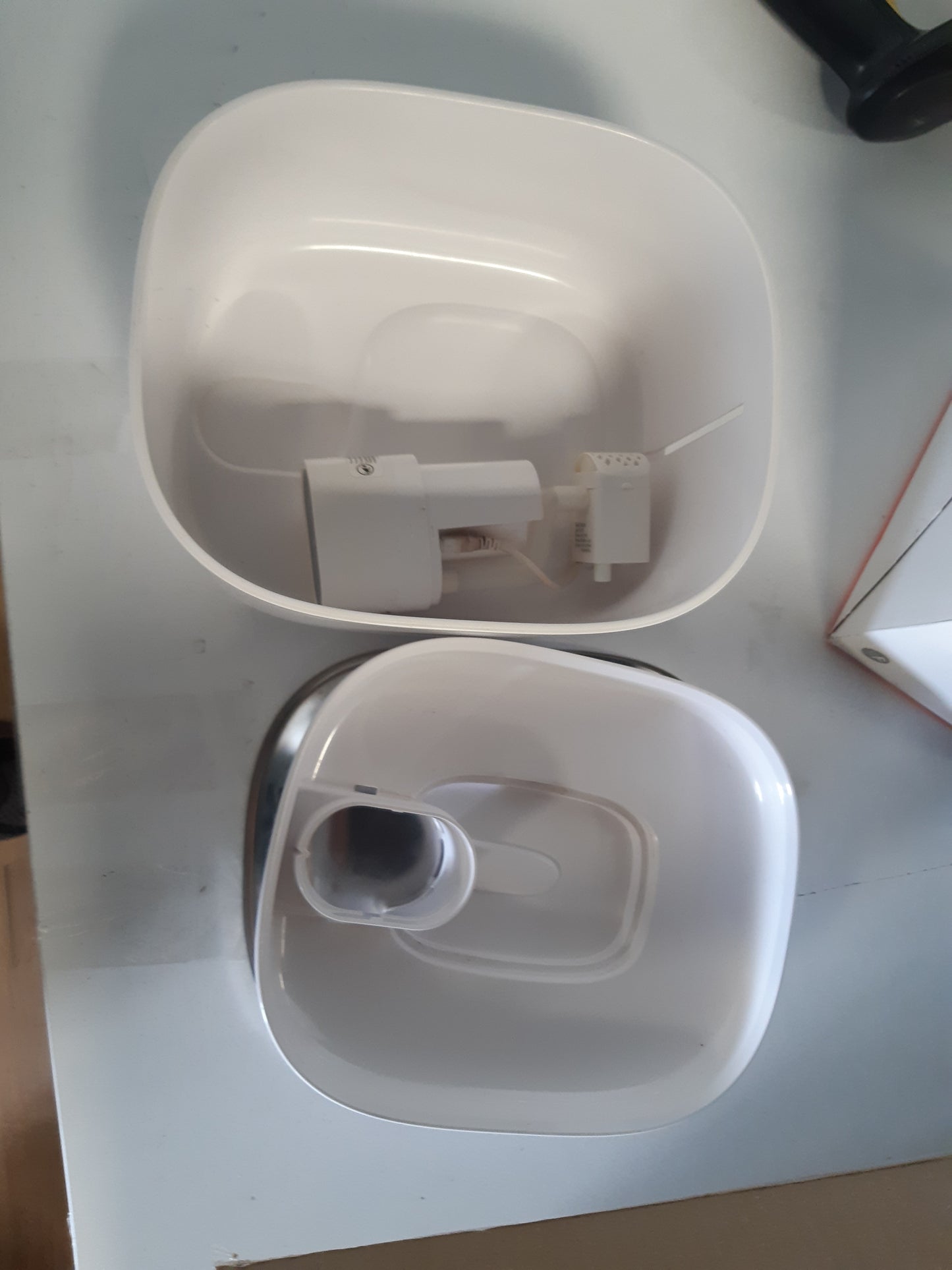 255563 - FEELNEEDY Shatërvan pa tel për mace me sensor lëvizjeje, funksionon me bateri 4000mAh, Shatërvan për pije 4L, sensor lëvizjeje i qetë për macet dhe qentë e vegjël, tabaka uji prej çeliku inox, 2 filtra