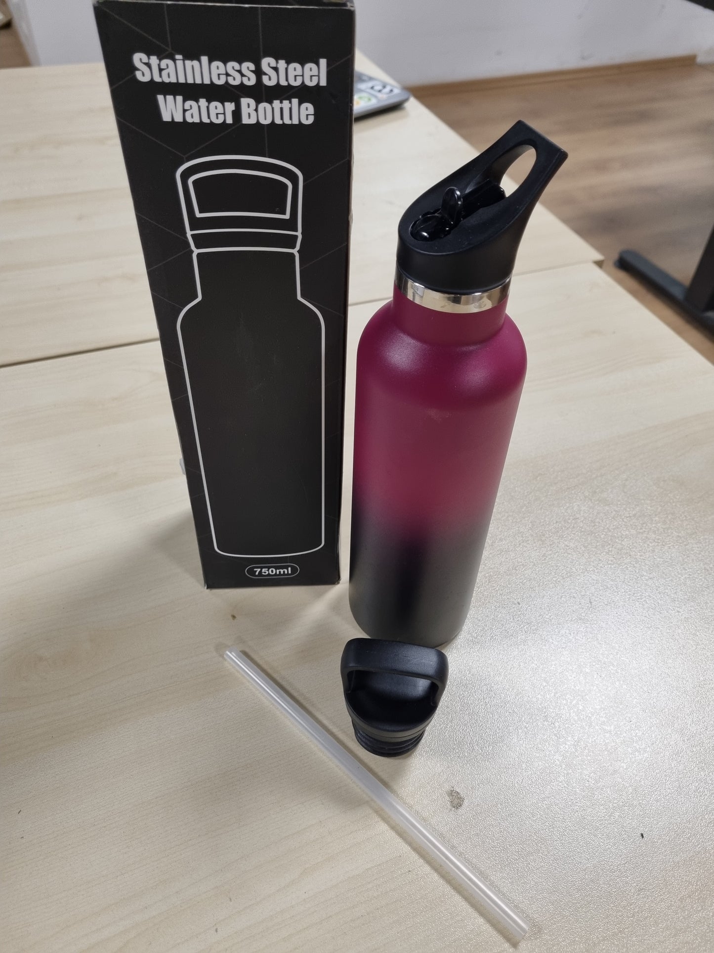 223244 - HONEYHOLLY Shishe uji prej çeliku inox, 750 ml, pa BPA, e izoluar kundër rrjedhjeve, me mure të dyfishta, me kashtë