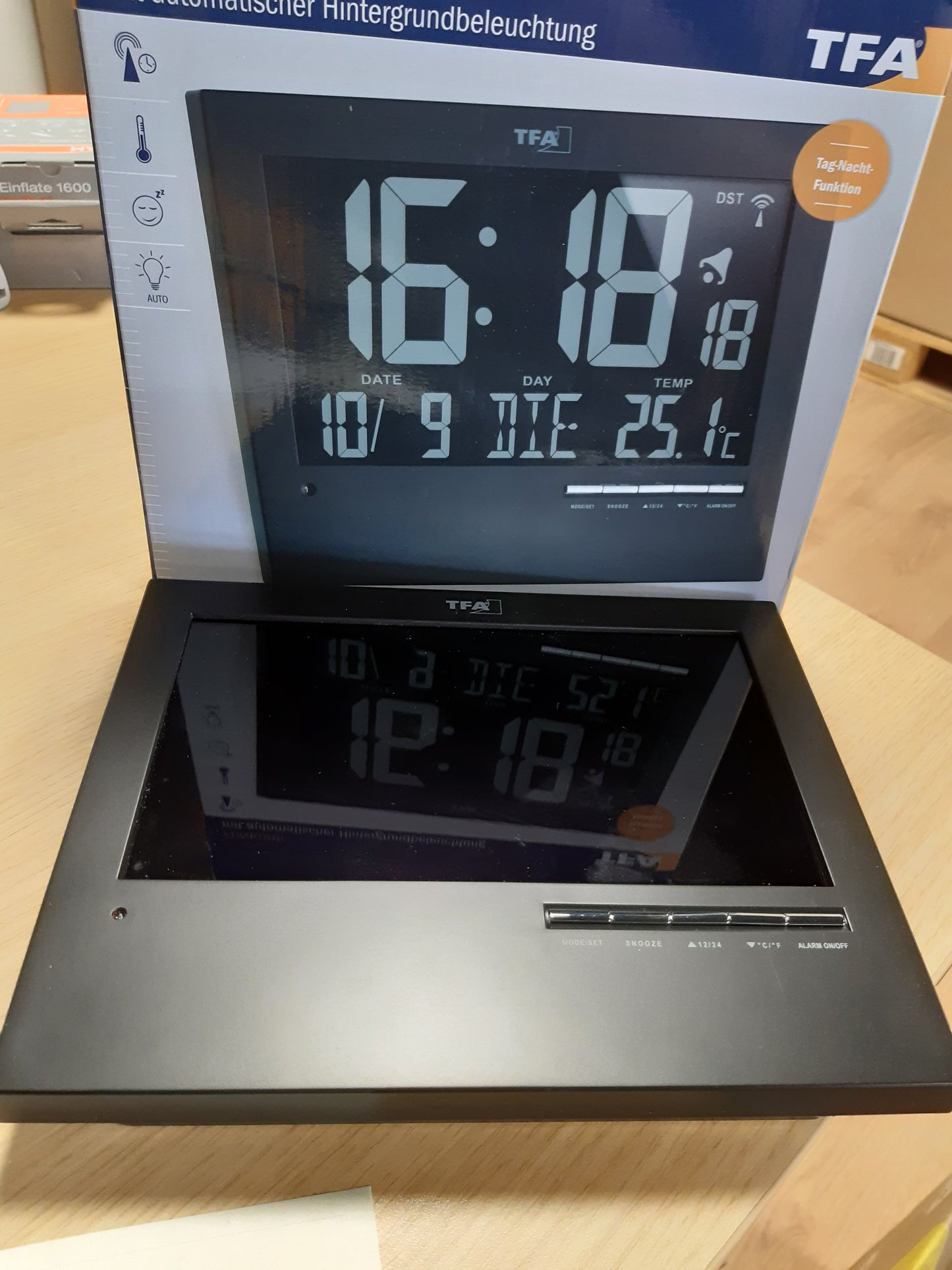 239637 - TFA DOSTMANN Orë dixhitale me radio, gjatësi 230 mm, gjerësi 31 mm, lartësi 185 mm, me ndriçim automatik, temperaturë, datë