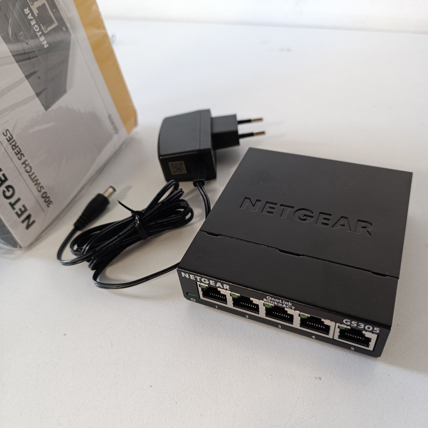 268772 - NETGEAR Ndërprerës rrjeti LAN GS305, 5 porta, Gigabit LAN, qendër Ethernet pa ventilator, strehë metalike e fortë, e zezë