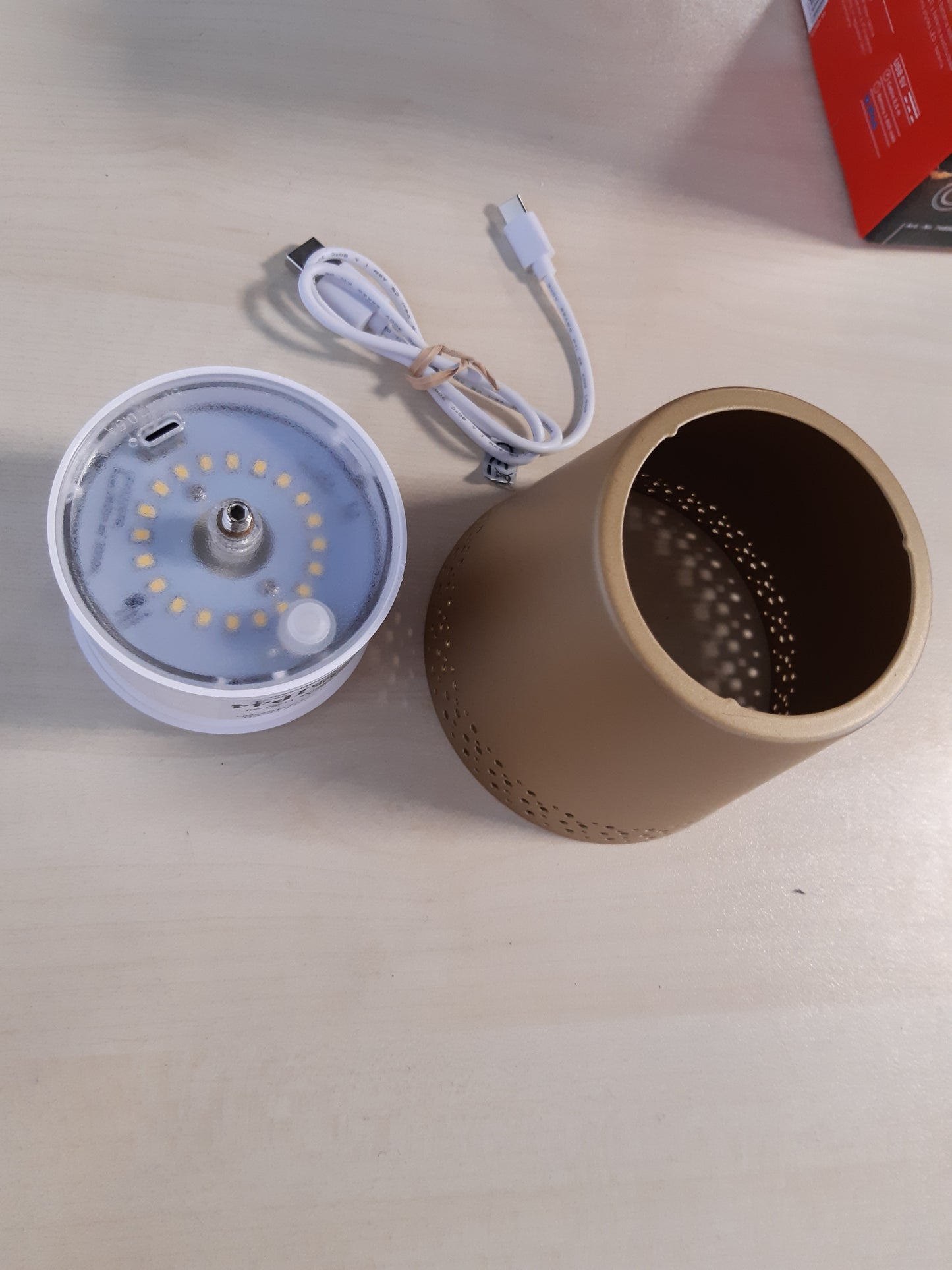 178790 - BRILONER - Llambë LED pa Tel e rikarikueshme me Kontroll Prekje, Dritë e Bardhë e Ngrohtë, Përdoret si Llambë Komodine ose Llambë Tavoline, Materiale: Shishe, 11cm Diametër x 9cm Lartësi, Ngjyra: Ari Mat