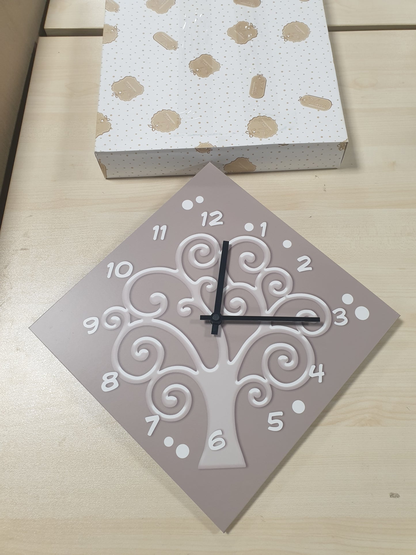 247659 - ORË MURI 42 x 42 cm, 30 cm e gjerë, mekanizëm i heshtur, sipërfaqe druri e mbuluar me letër të laminuar të errët, ideale për dhomën e ndenjes, kuzhinën ose zyrën