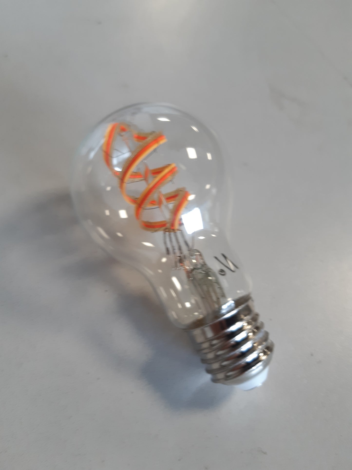 256208 - LEDVANCE - Llambë LED inteligjente E27, Ngjyra RGB të ndryshueshme, Filament me ngjyra, Zëvendësim për llambat 60W, kontrollueshme me Alexa dhe Google