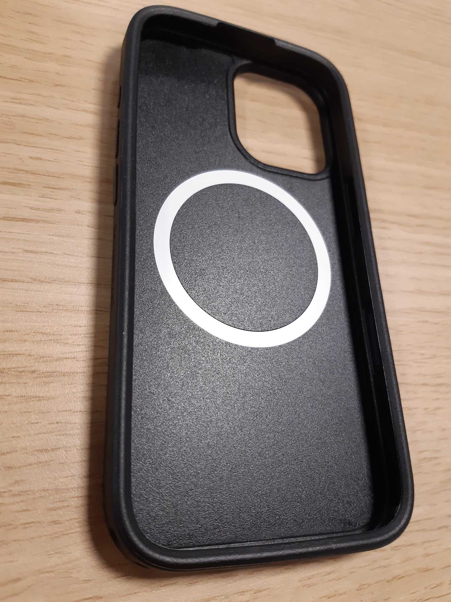 189180 - OTTERBOX Mbështjellëse Symmetry Series MagSafe për iPhone 17, Rezistente ndaj Goditjeve dhe Rënieve, e Testuar 3 herë Sipas Standardit Ushtarak, Ngjyra e Zezë, Pa Paketim me Pakicë