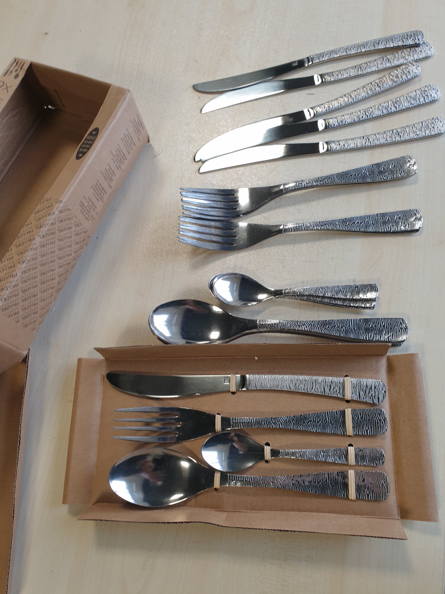 251922 - PRADEL ESSENTIEL - Set takëmesh me 24 pjesë për 6 persona - Etnik - çelik inox 18/0, me përfundim të lëmuar