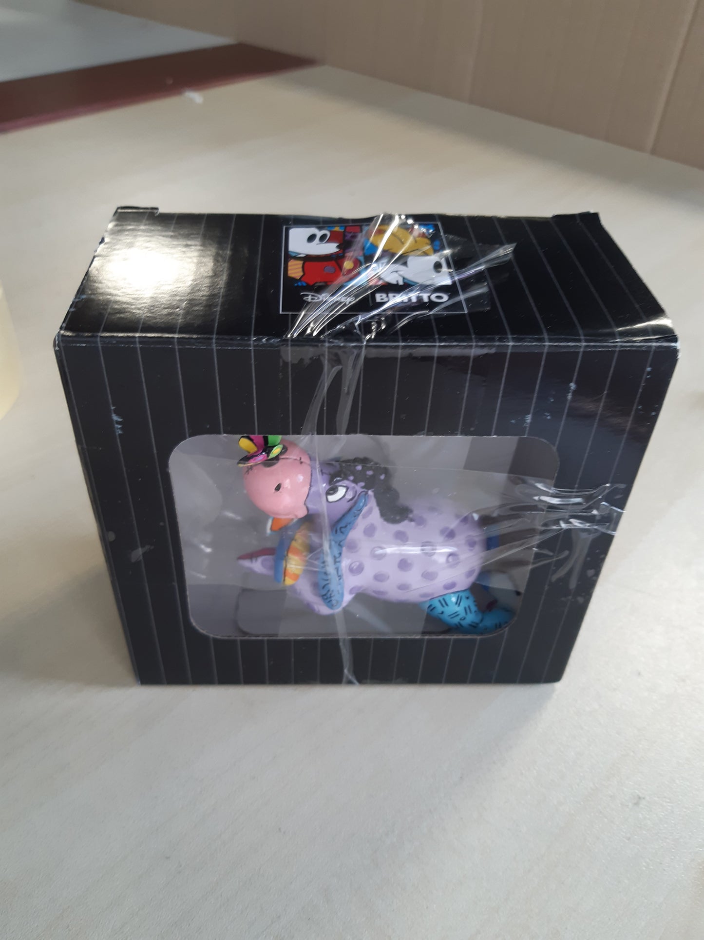 185593 - DISNEY BRITTO Koleksioni i Figurave të Vogla Eeyore me Fluture, Materiali: Policelulozë