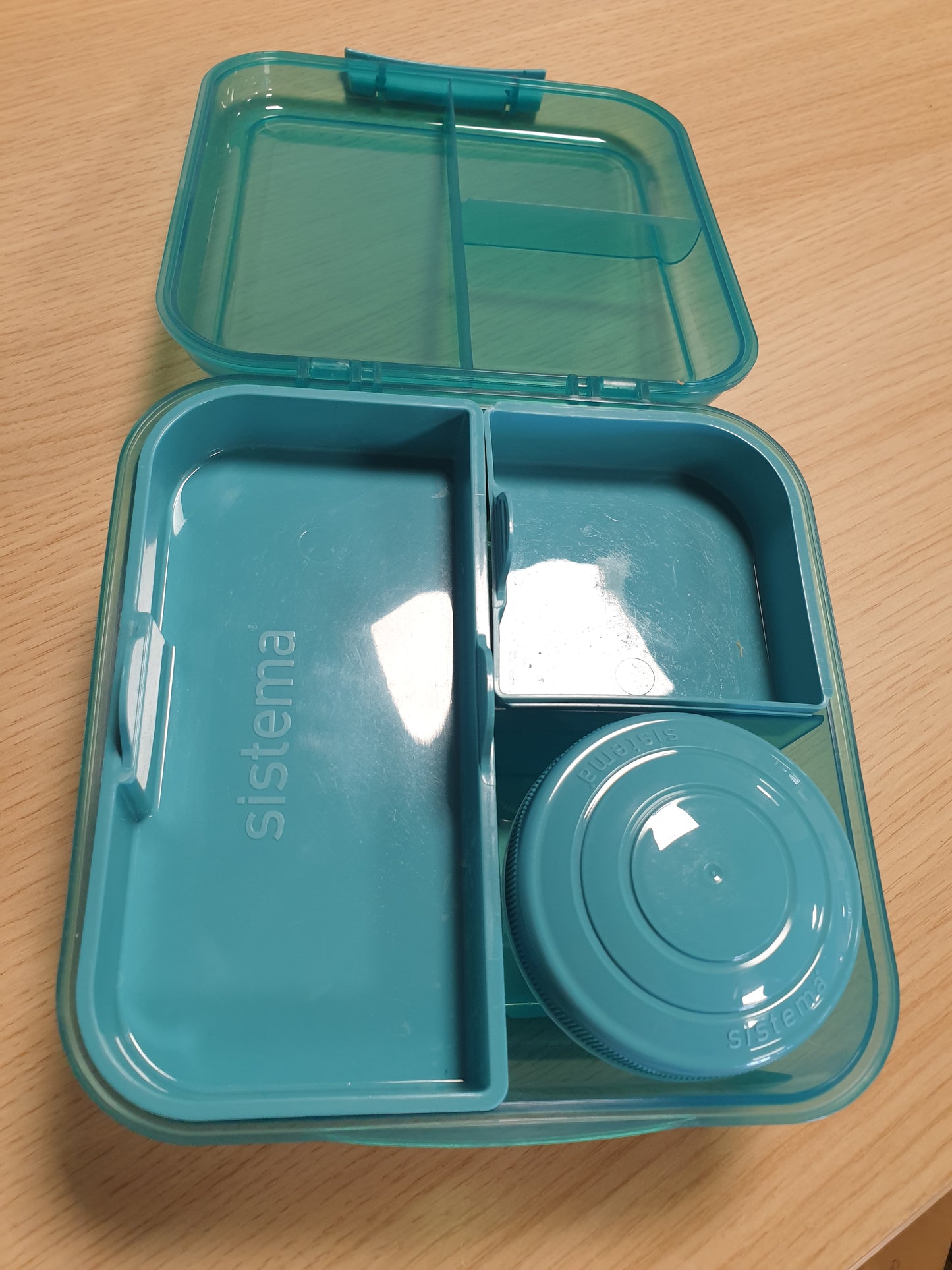 257740 - KUTI DREKE Kuti Dreke Plastike Sistema Bento Box me Ndarje për Oqean | Kuti Dreke 1.25 L me Enë Kosi/Frutash | Kuti Dreke për Fëmijë dhe të Rritur | E Prodhuar me Plastikë të Ricikluar | Ngjyrë Bruz