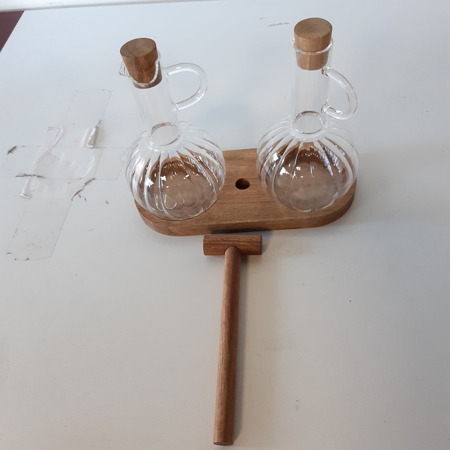 223523 - HARLIANGXY Set shishesh uthull dhe vaji, 2 dozatorë 300ML, Mbështetje druri, Enë qelqi