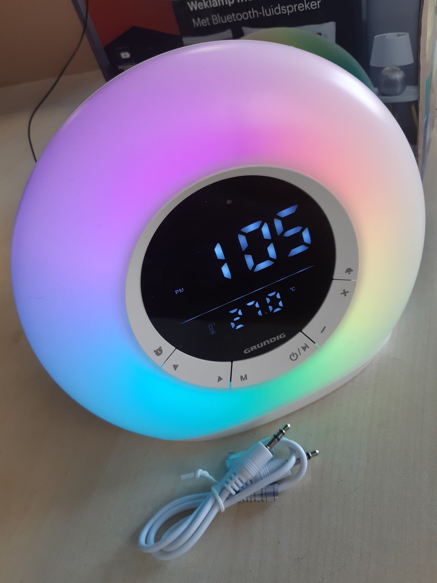 183858 - GRUNDIG Light - Orë inteligjente me alarm, radio dhe Bluetooth, me ekran LED, Llambë nate, Ngjyra e bardhë