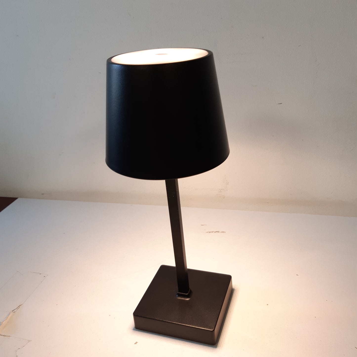 224308 - CHILITEC Llambë Tavoline LED, 26 cm, çelës me prekje, 3 bateri AA, e bardhë e ngrohtë 3000k, e zezë