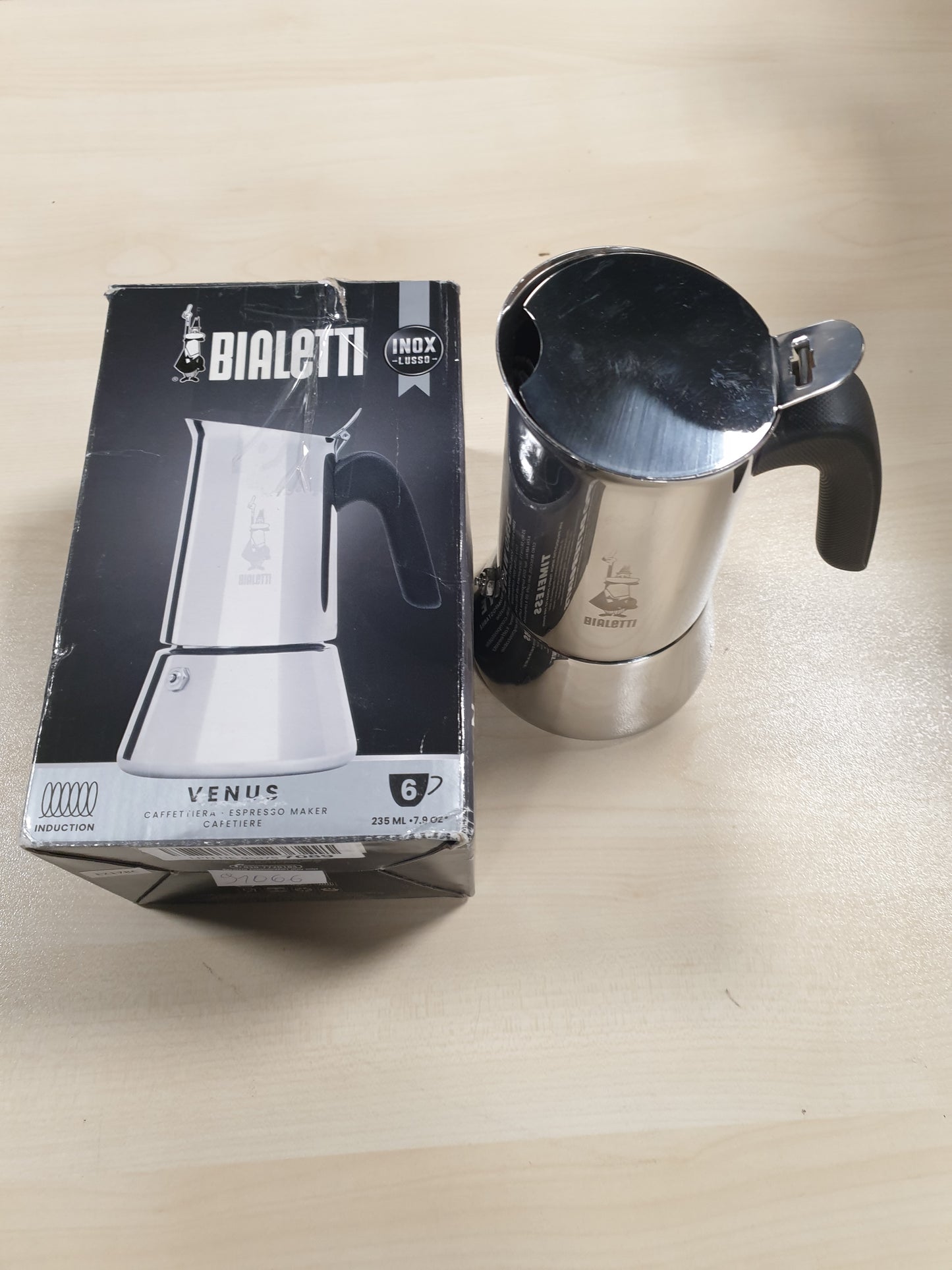 91066 - BIALETTI Makinë Kafeje New Venus, Kapacitet 6 Filxhanë (235 ml), Materiali Çelik 18/10, me Dorezë Kundër Djegies, e Përshtatshme për Induksion, Ngjyra Argjend, Madhësia 13 x 11 x 21.5 cm, Pesha 540 gram