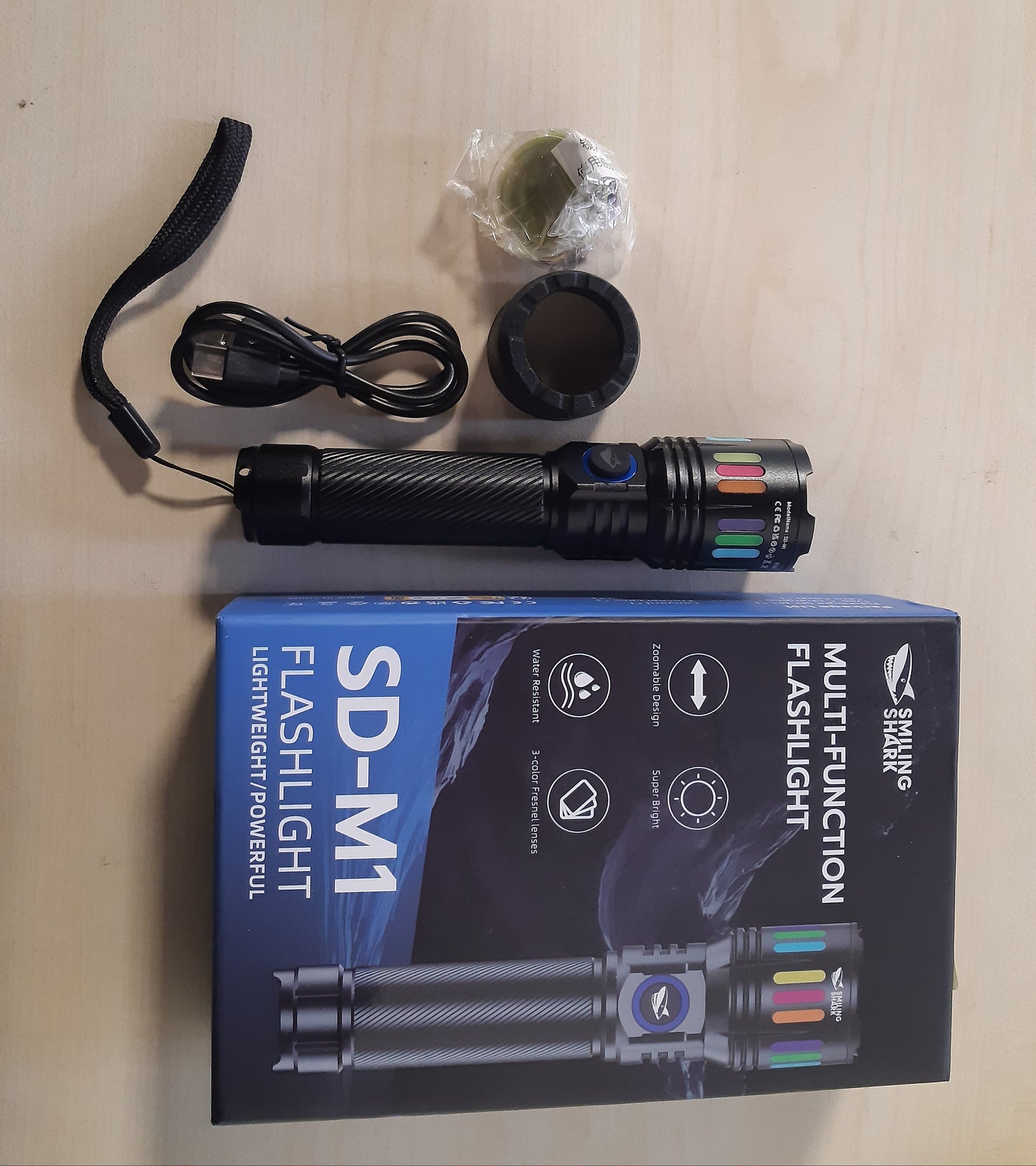 136133 - FENER SMILING SHARK M1 - Fener LED i Fuqishëm i Rikarikueshëm me 4 Mënyra dhe Zmadhim, 3 Lente me Ngjyra, Mini Fenerë për Kamping, Ecje, Shtëpi dhe Urgjenci, i Zi