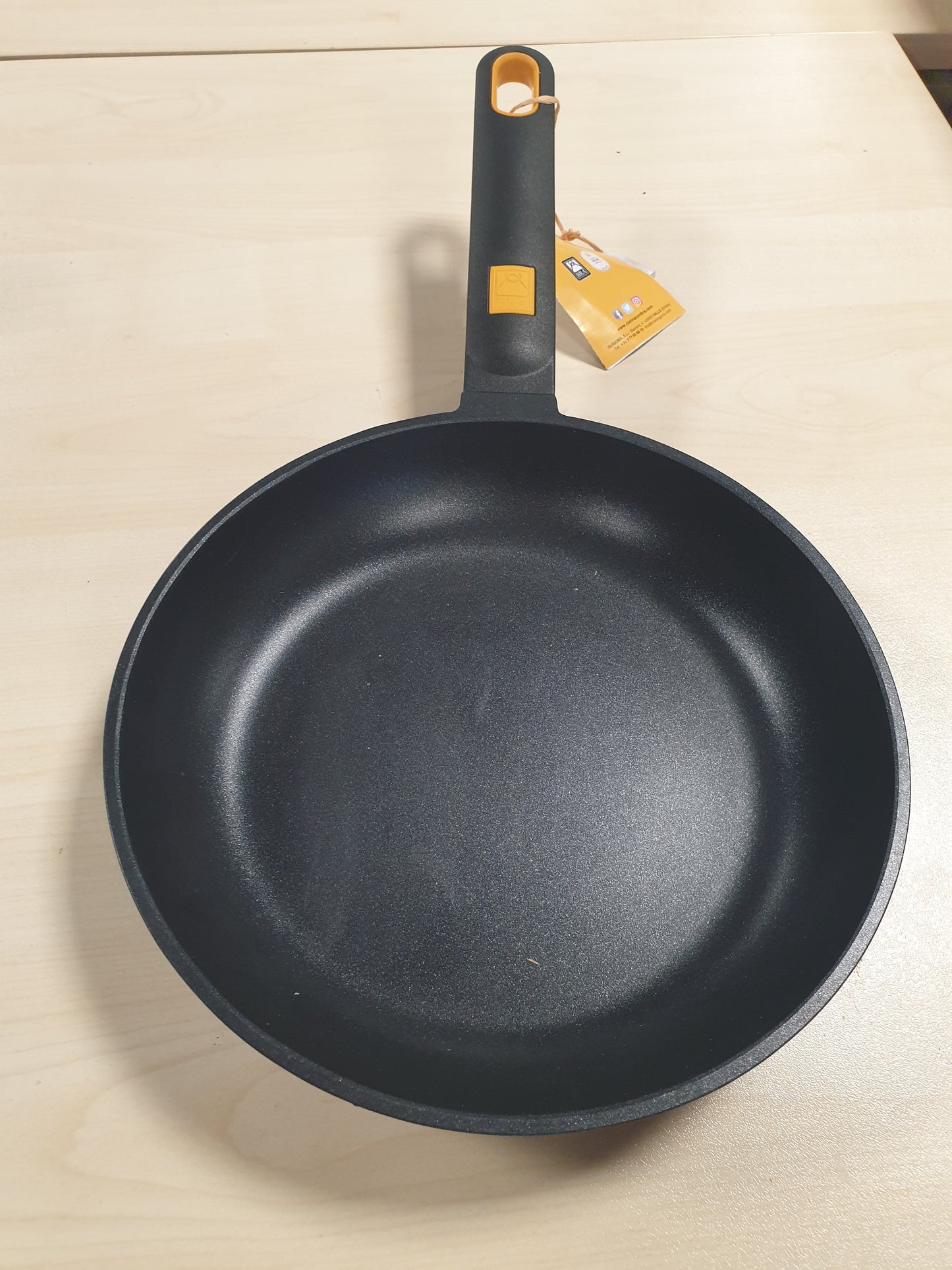 256352 - BRA Tigan Daily Pro 24 cm, i zi dhe i verdhë, alumini i derdhur, induksion i plotë, shtresë anti-ngjitëse me tre shtresa