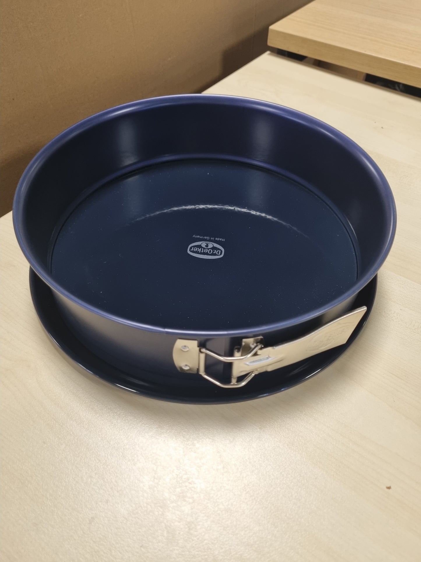 213680 - DR. OETKER Tavë pjekjeje me llamar Ø 28 cm, tavë e rrumbullakët me bazë smalti rezistente ndaj prerjeve