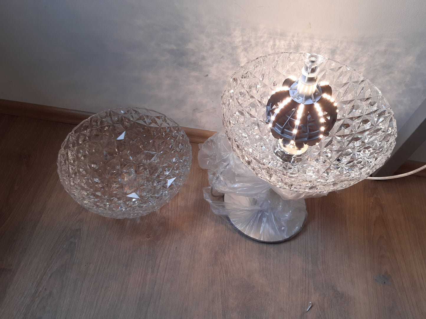 160509 - KARTELL Llambë Tavoline Planet me Kërcell, 22 W, Materiali: Kristal, Madhësia: 31 x 53 cm, me Rrotullim