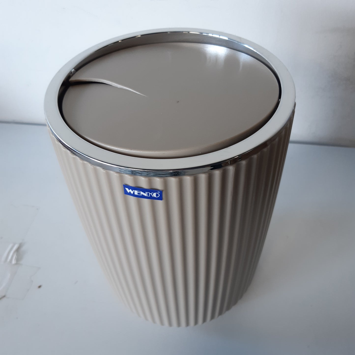 255825 - WENKO Kosh plehrash Agropoli L, ngjyrë bezhë, 5.5 litra, kapak lëkundës, 19 x 27 cm, pa BPA