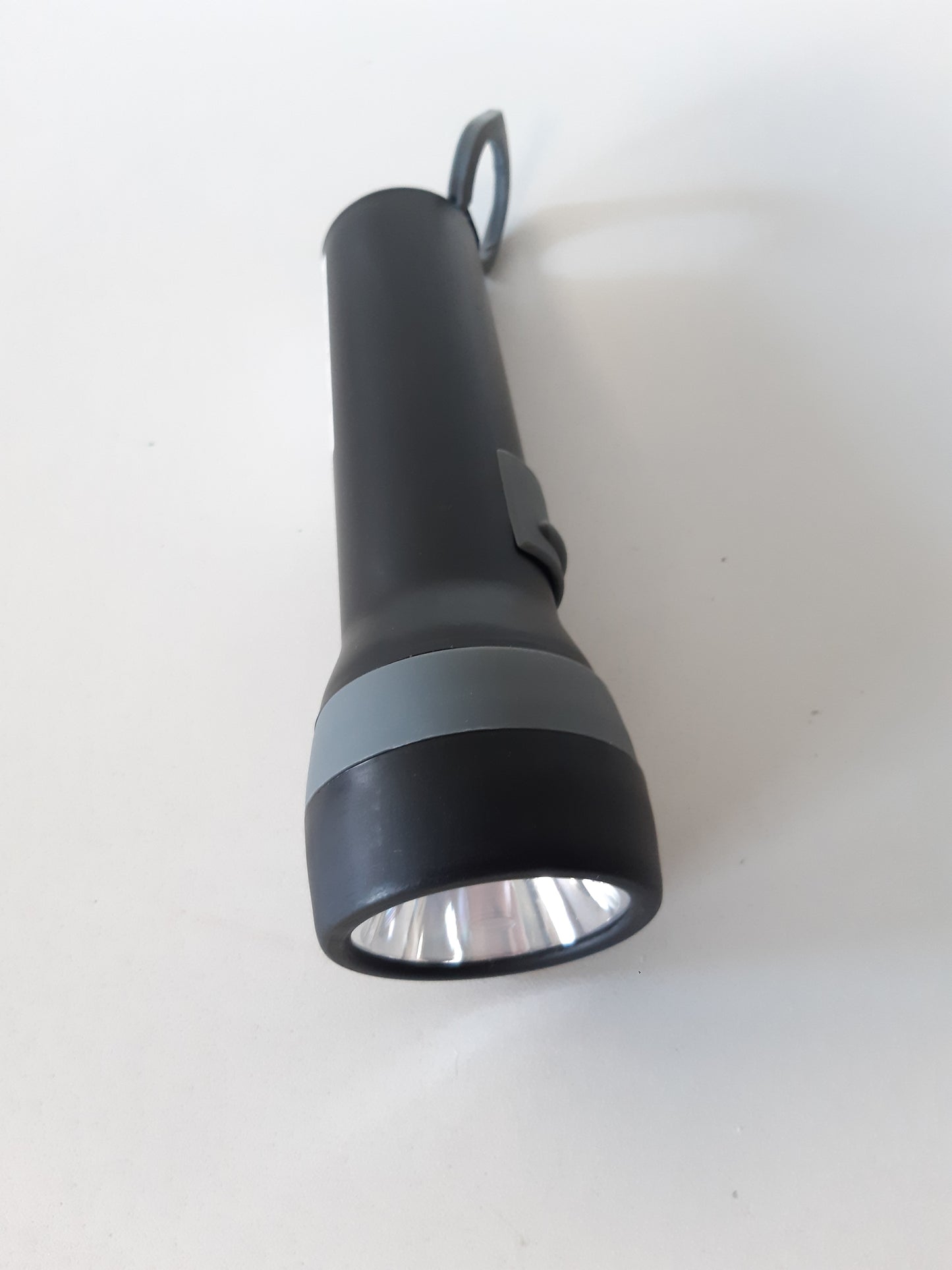 238880 - Dritë LED PLASTIKE ultra e qëndrueshme, Fener me grep, 100 lumen (3W), rezistente ndaj ujit dhe goditjeve, kërkon 2 bateri D (nuk përfshihen)