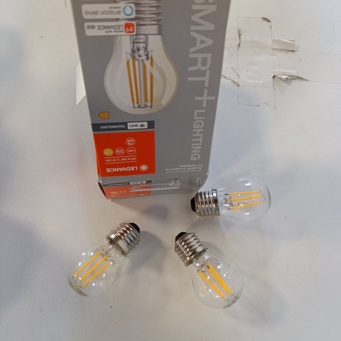 214668 - LEDVANCE Llampa LED inteligjente me teknologji Wi-Fi, bazë E27, e zbehtë, e bardhë e ngrohtë (2700K), në formë pike loti, zëvendësim për llambat inkandeshente 40W, e kontrollueshme me Alexa, Google dhe aplikacion, pako me 4